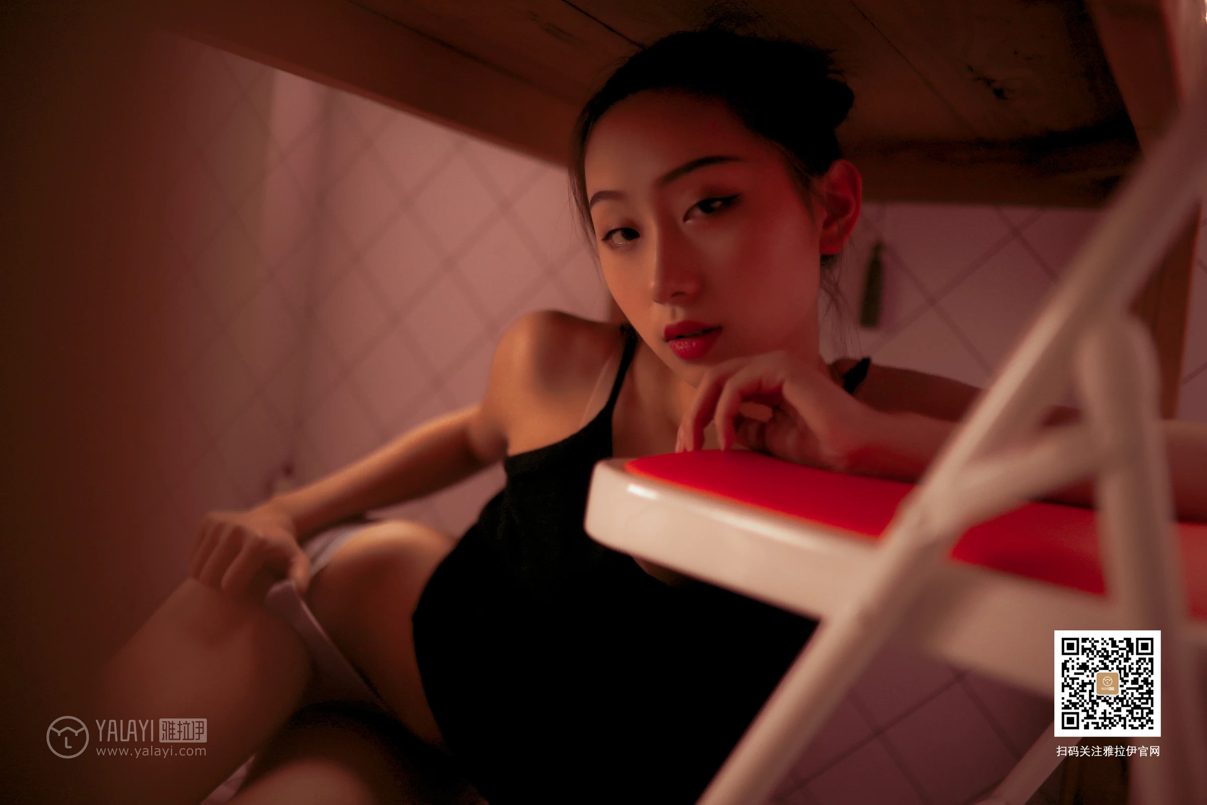 [YALAYI雅拉伊]No.365 情关难解 晓琪 黑色性感小背心与红色长裤加黑色内衣私房写真集第12张