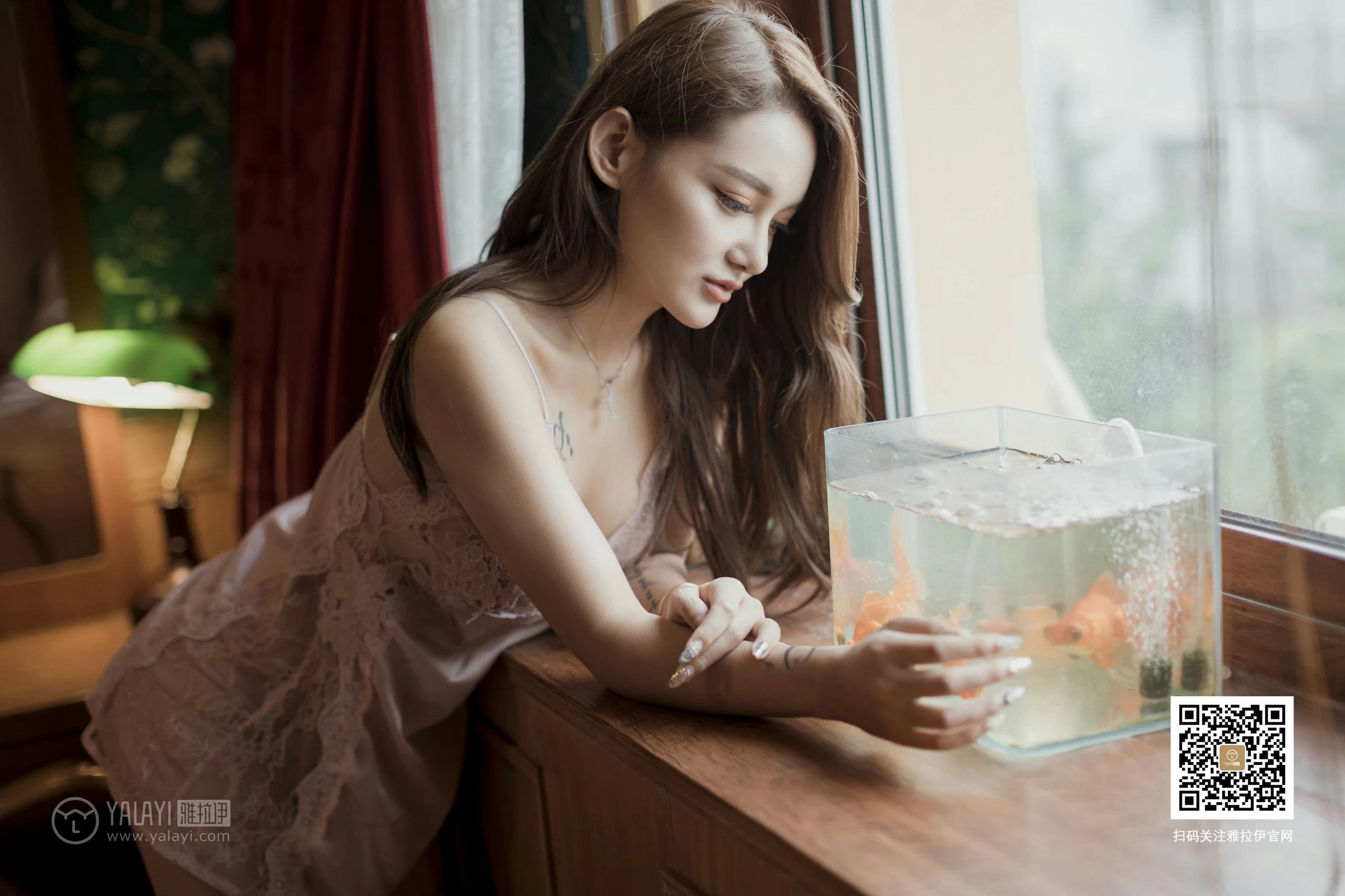 [YALAYI雅拉伊]No.377 异域丝情 刘子炀 粉色蕾丝睡衣加肉色丝袜美腿性感私房写真集第11张