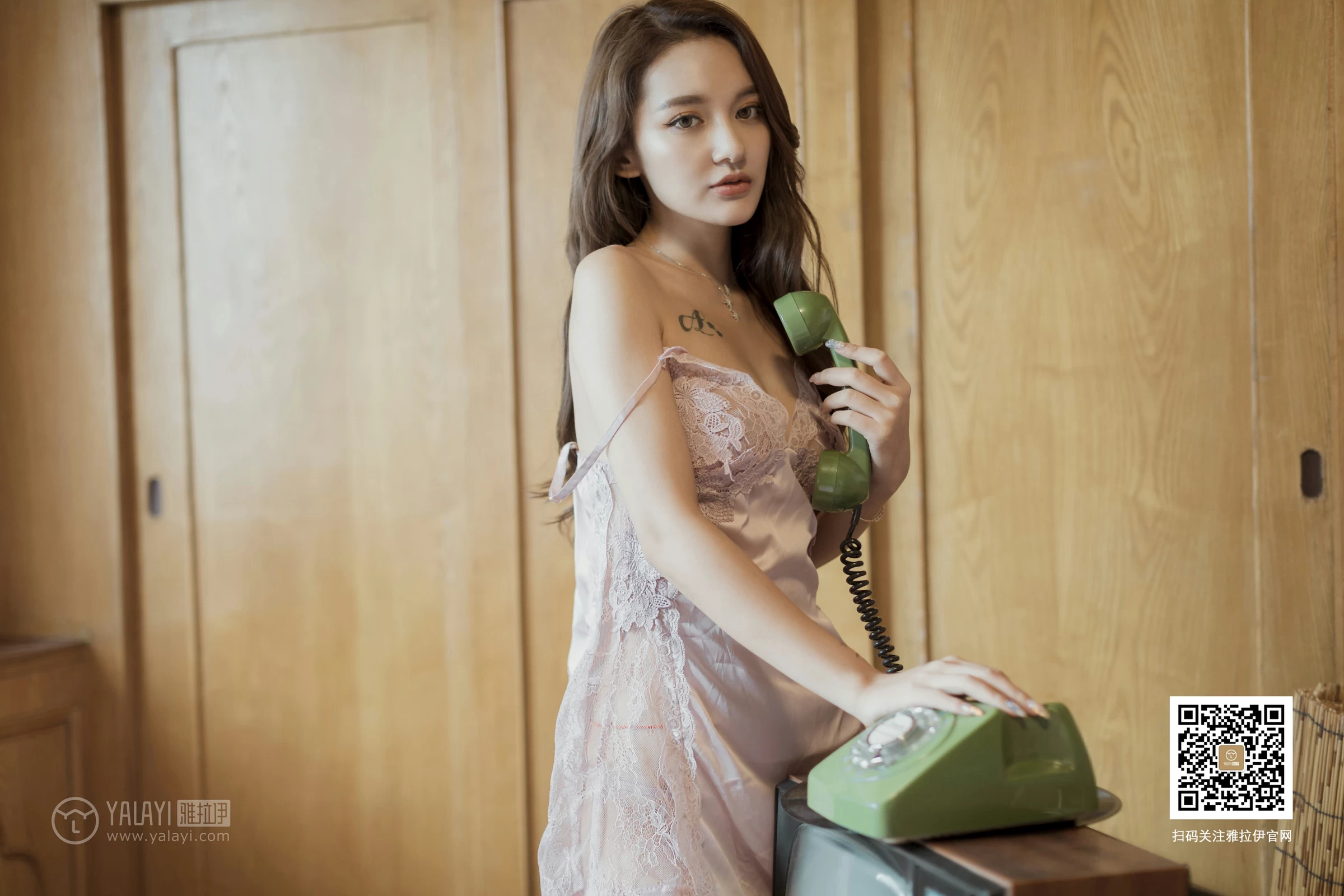 [YALAYI雅拉伊]No.377 异域丝情 刘子炀 粉色蕾丝睡衣加肉色丝袜美腿性感私房写真集第13张