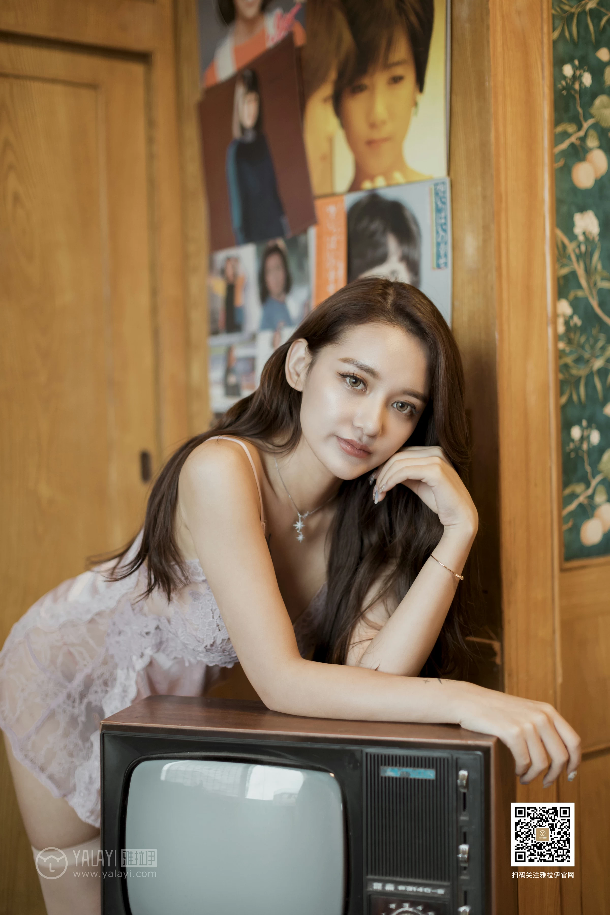 [YALAYI雅拉伊]No.377 异域丝情 刘子炀 粉色蕾丝睡衣加肉色丝袜美腿性感私房写真集第16张
