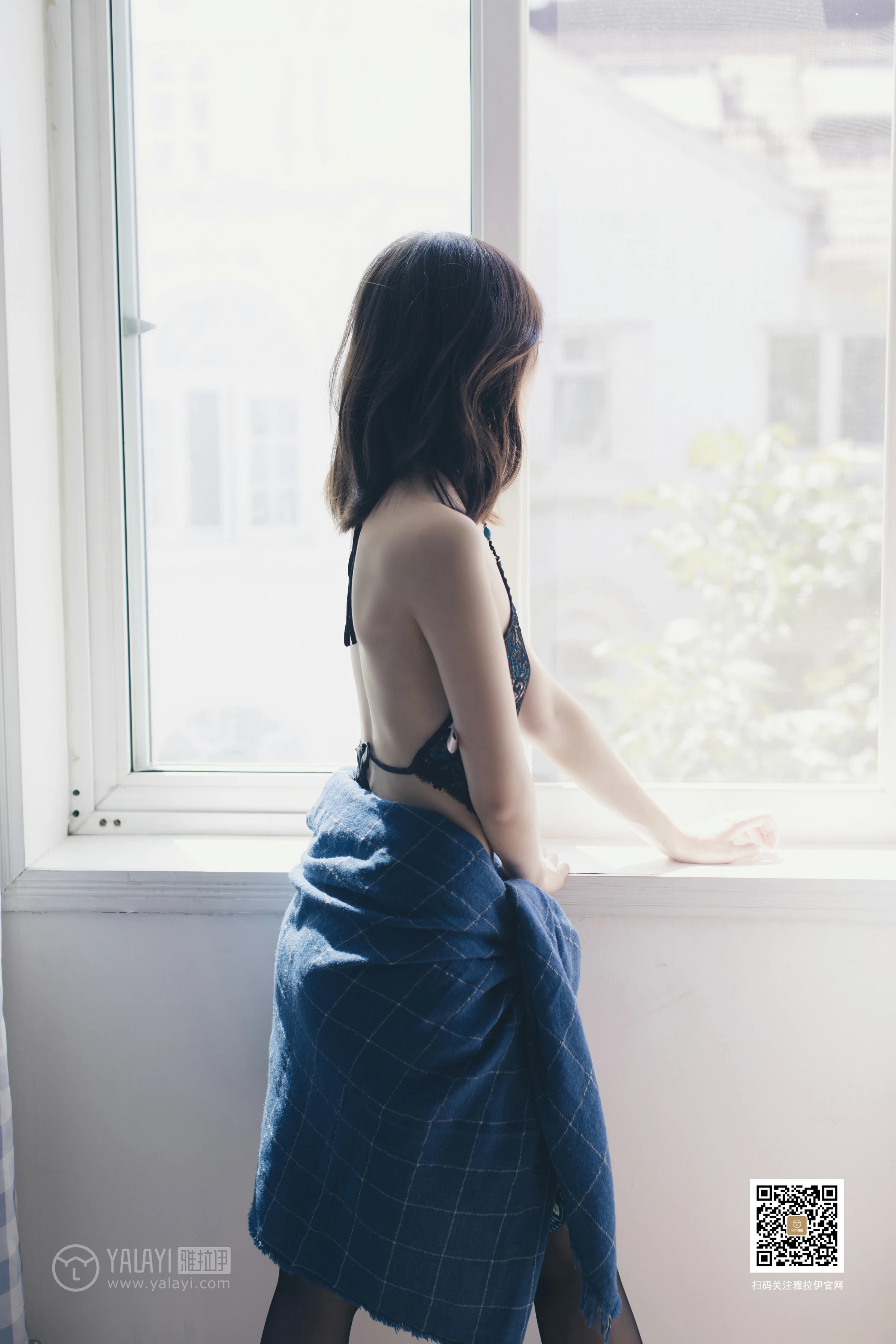 [YALAYI雅拉伊]No.393 丝情袜意 佳佳 情趣透视镂空肚兜加黑色丝袜美腿性感私房写真集第14张