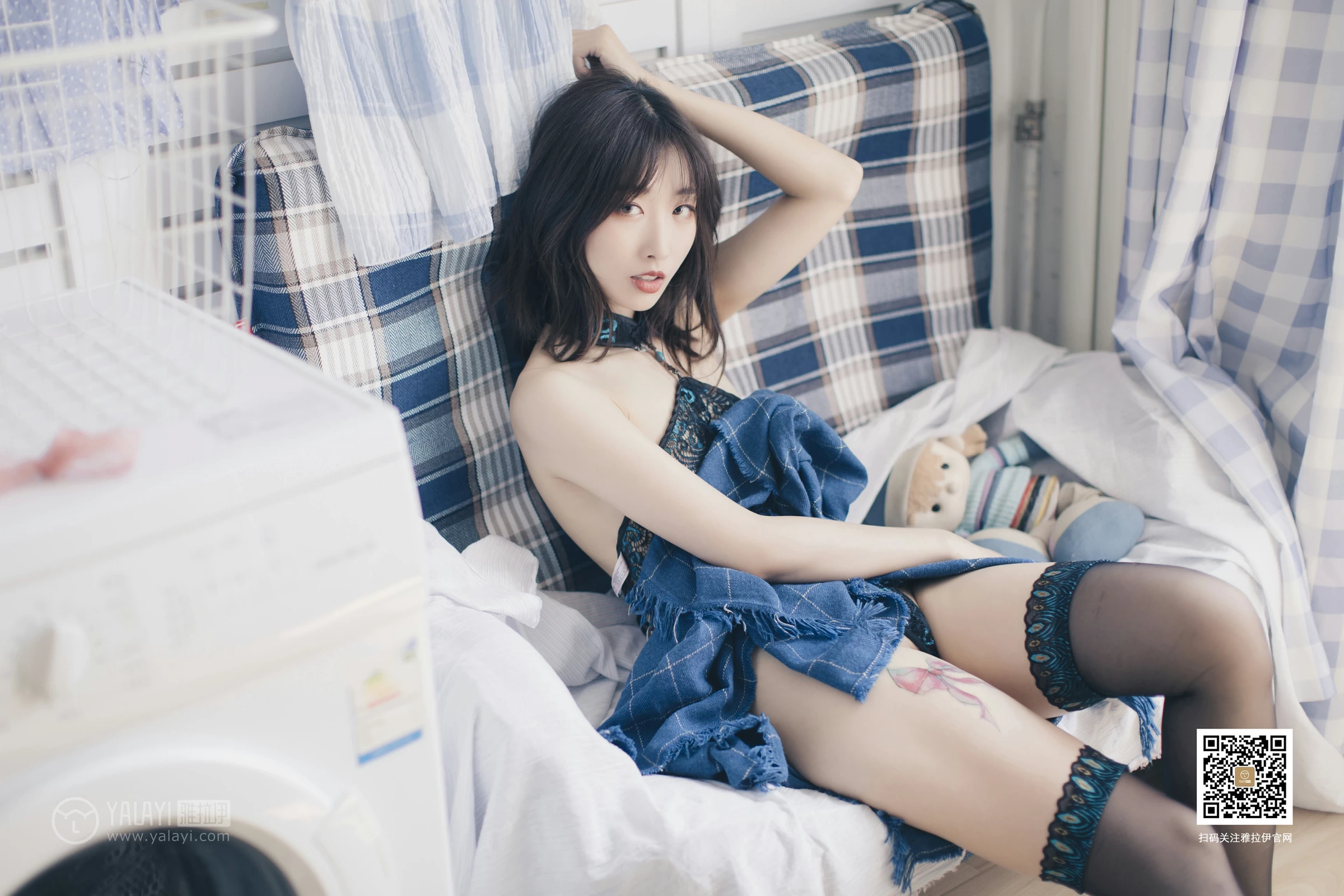 [YALAYI雅拉伊]No.393 丝情袜意 佳佳 情趣透视镂空肚兜加黑色丝袜美腿性感私房写真集第18张