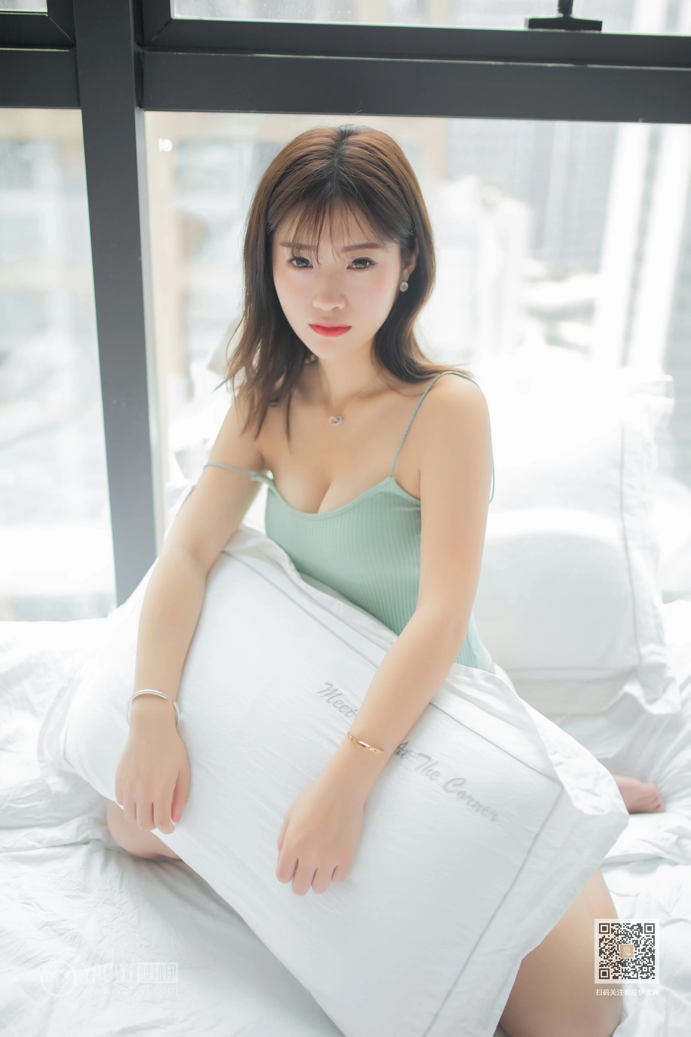 [YALAYI雅拉伊]No.396 少女心事 朵朵 淡蓝色性感小背心加白色蕾丝内裤私房写真集第3张