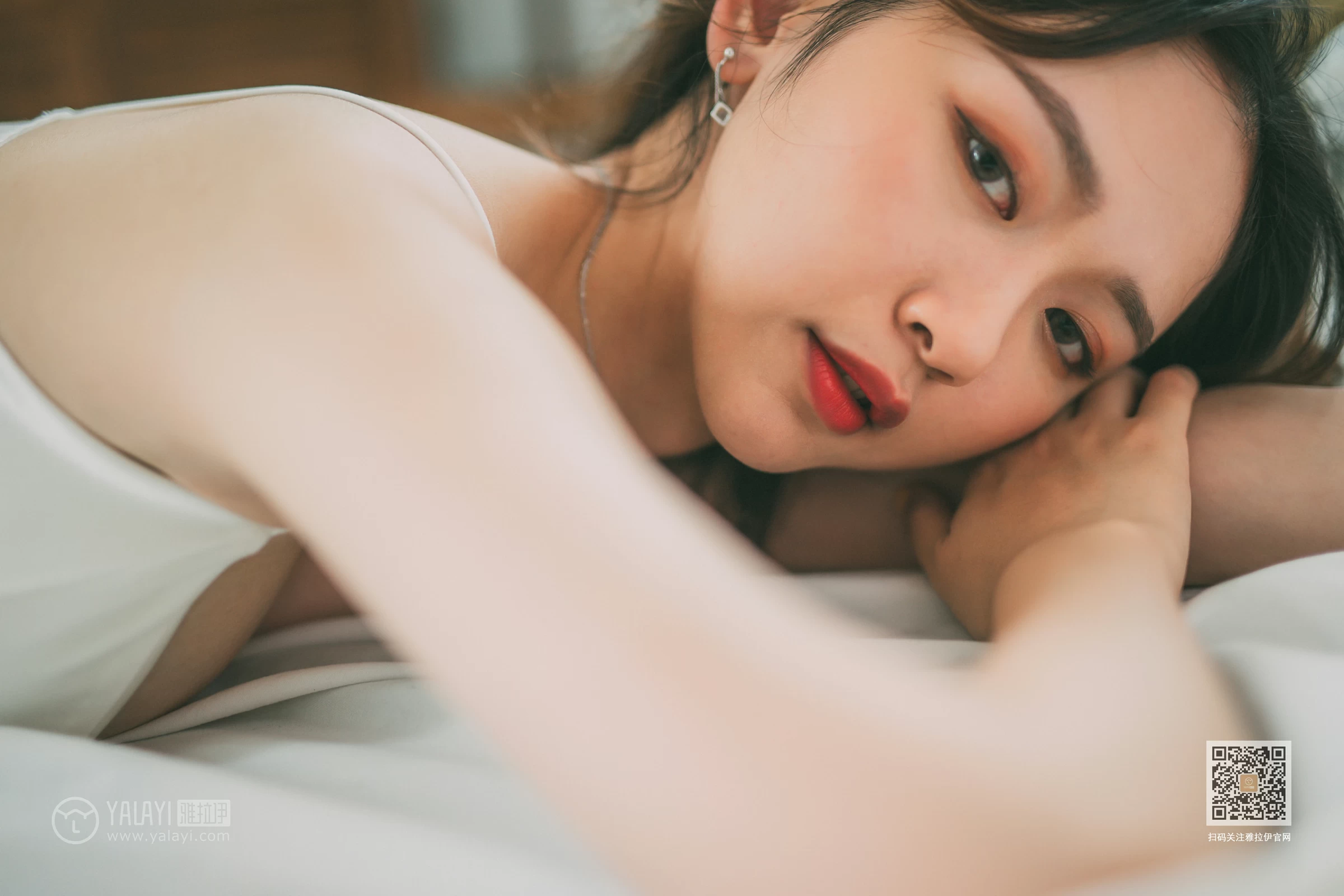 [YALAYI雅拉伊]Vol.408 写生模特 晓琳 白色透视睡衣加白色内衣性感私房写真集第11张