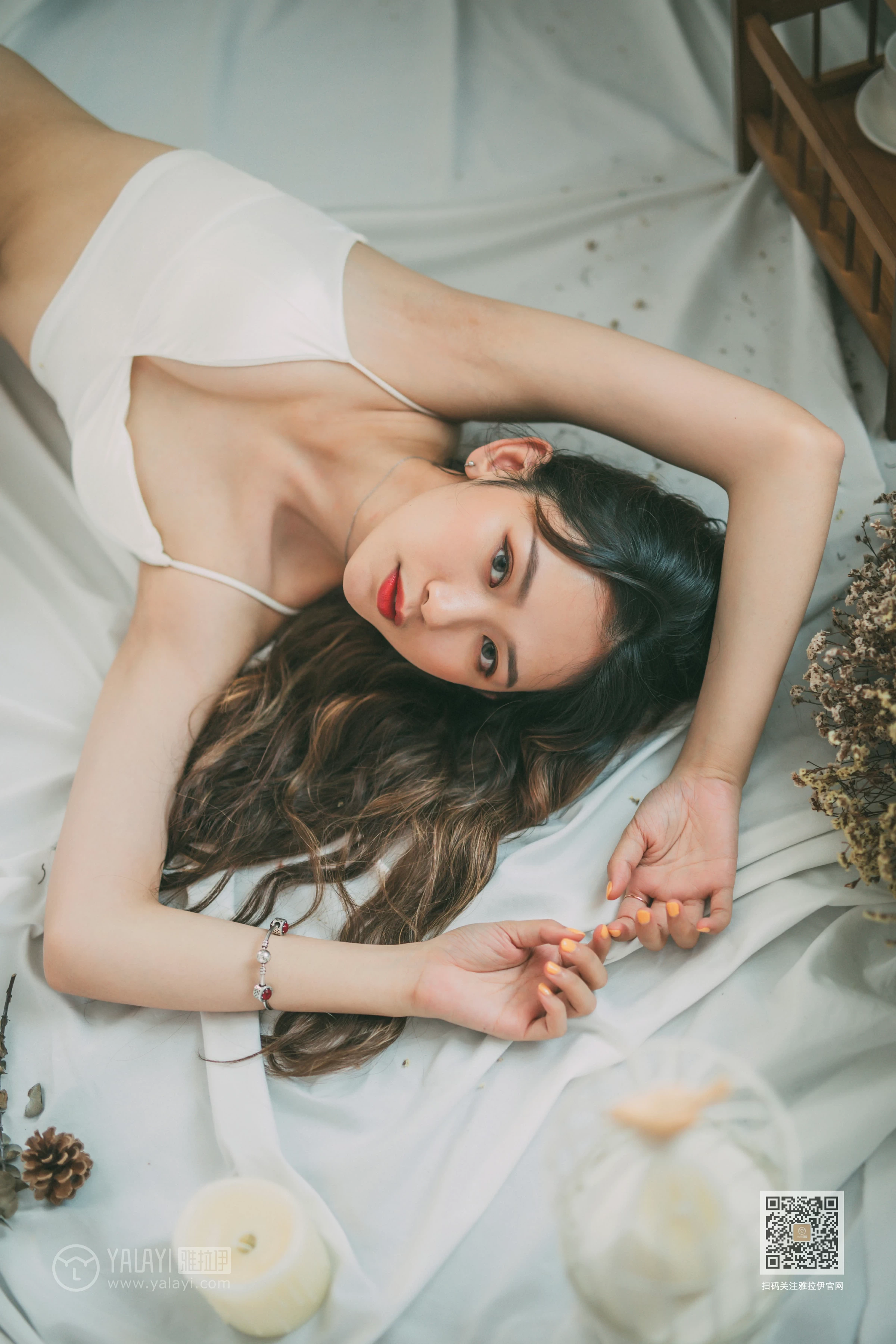 [YALAYI雅拉伊]Vol.408 写生模特 晓琳 白色透视睡衣加白色内衣性感私房写真集第13张