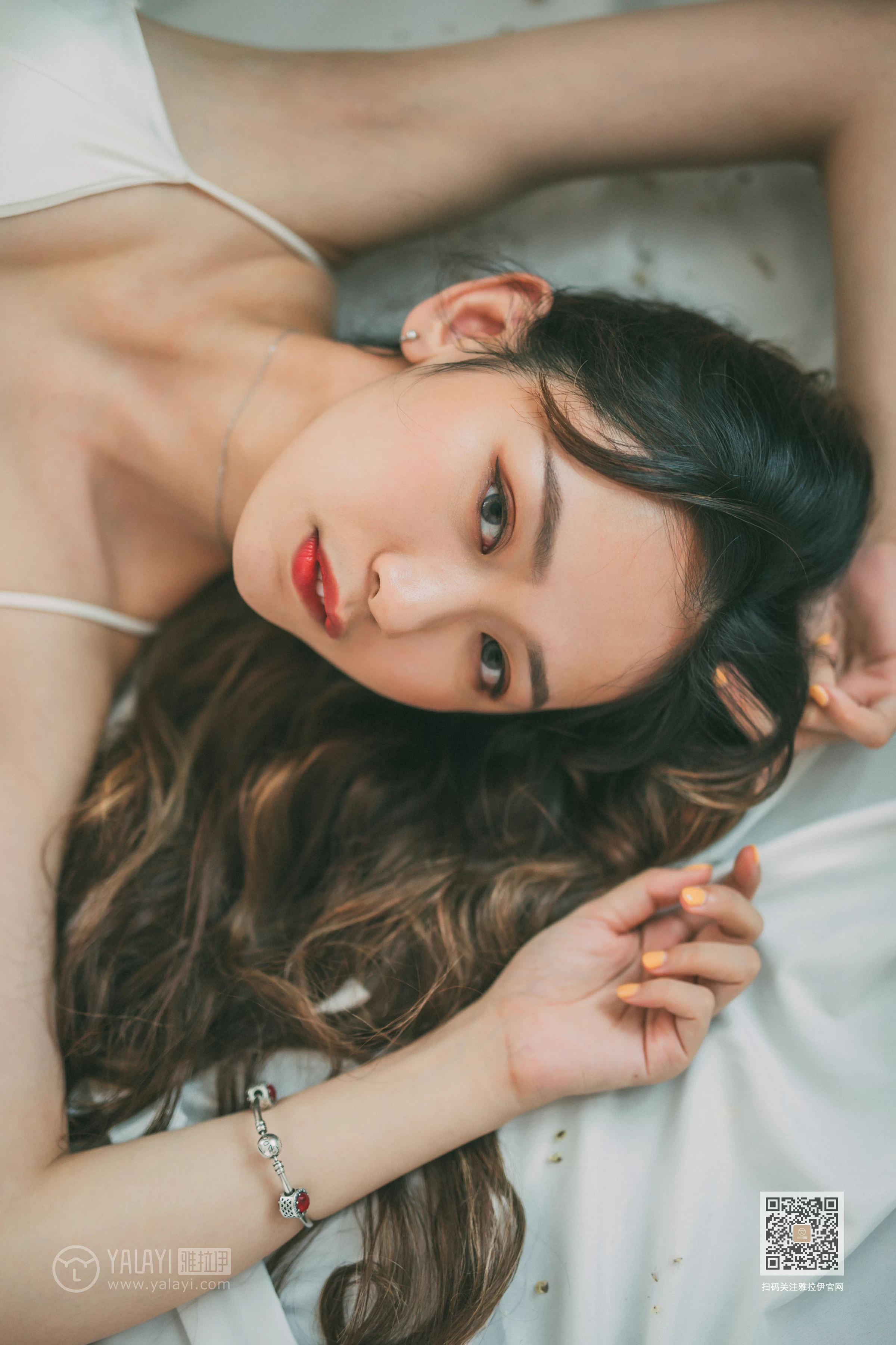 [YALAYI雅拉伊]Vol.408 写生模特 晓琳 白色透视睡衣加白色内衣性感私房写真集第14张