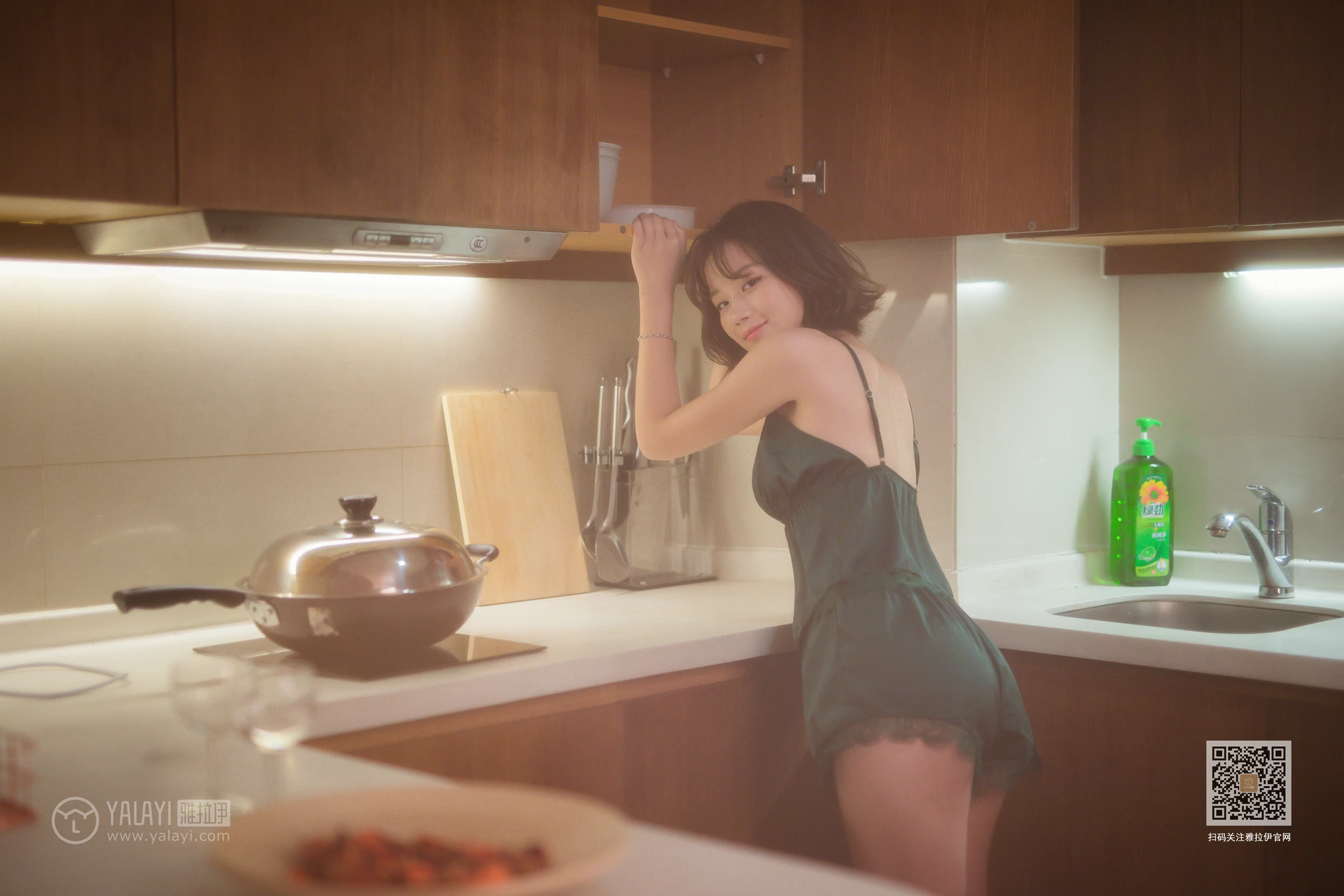 [YALAYI雅拉伊]Vol.412 特技小厨娘 良子 吊带睡衣加蕾丝短裤性感私房写真集第13张