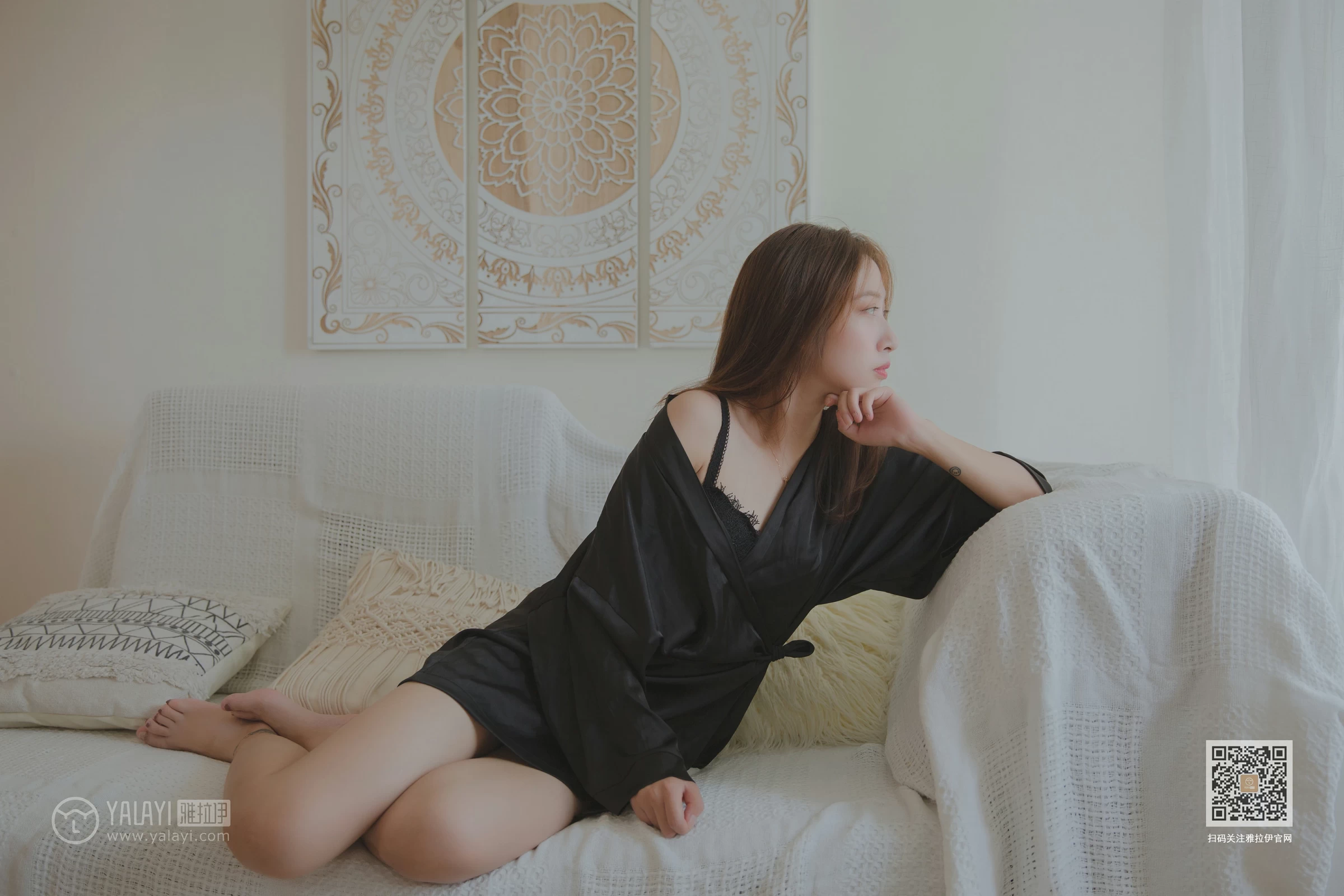 [YALAYI雅拉伊]Vol.416 白加黑 蓝心 黑色真丝睡衣加黑色蕾丝内衣性感私房写真集第3张