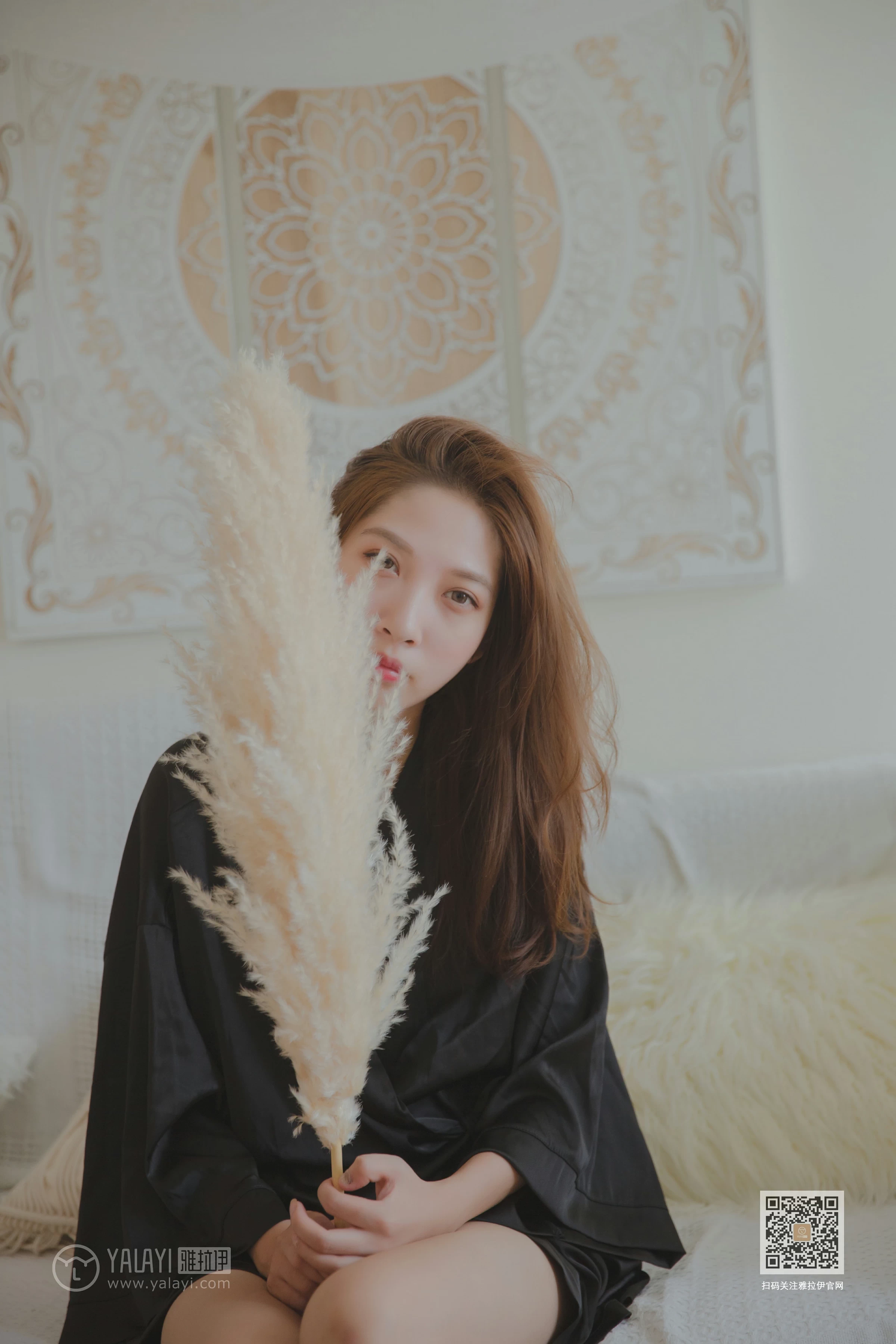 [YALAYI雅拉伊]Vol.416 白加黑 蓝心 黑色真丝睡衣加黑色蕾丝内衣性感私房写真集第4张