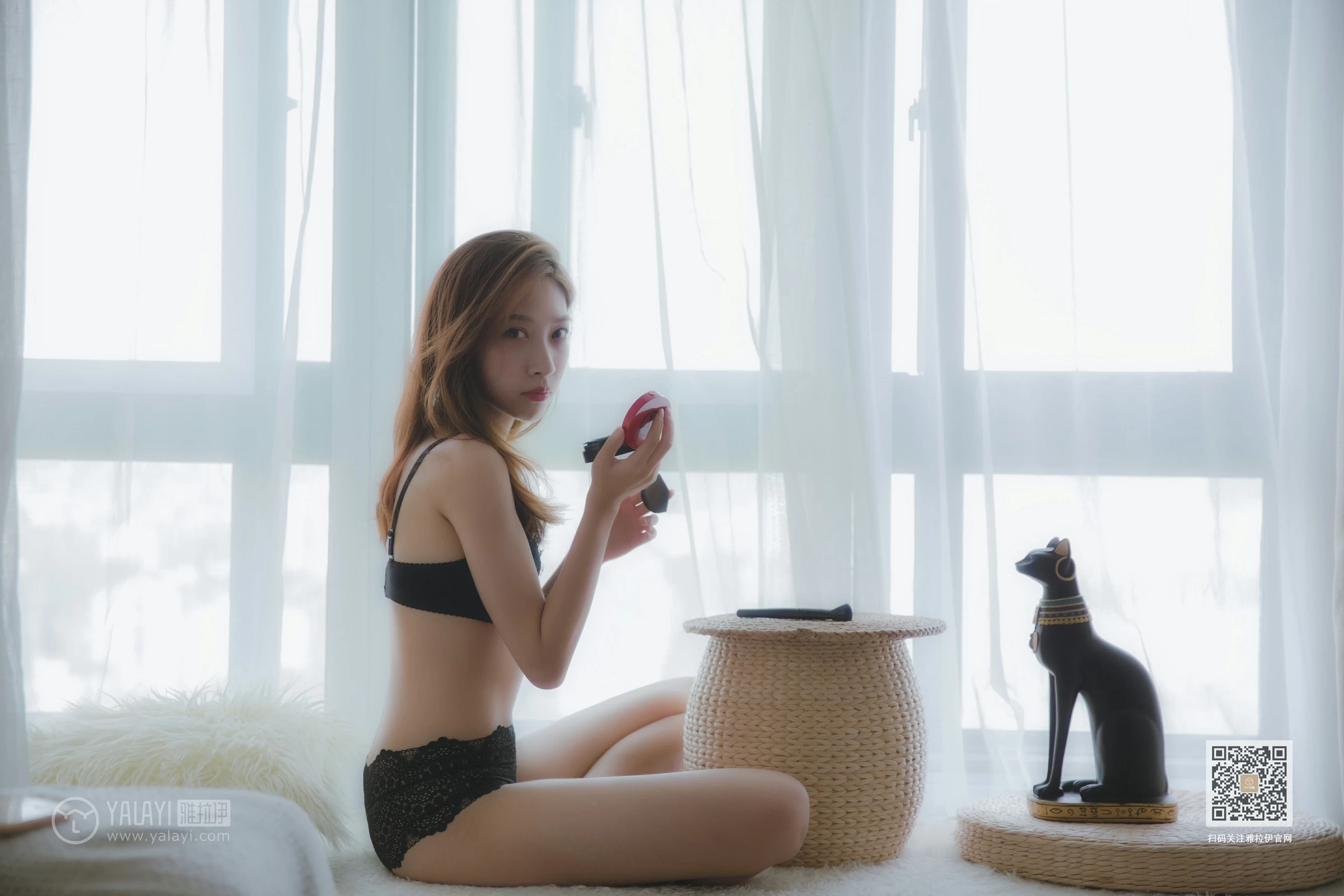 [YALAYI雅拉伊]Vol.416 白加黑 蓝心 黑色真丝睡衣加黑色蕾丝内衣性感私房写真集第10张
