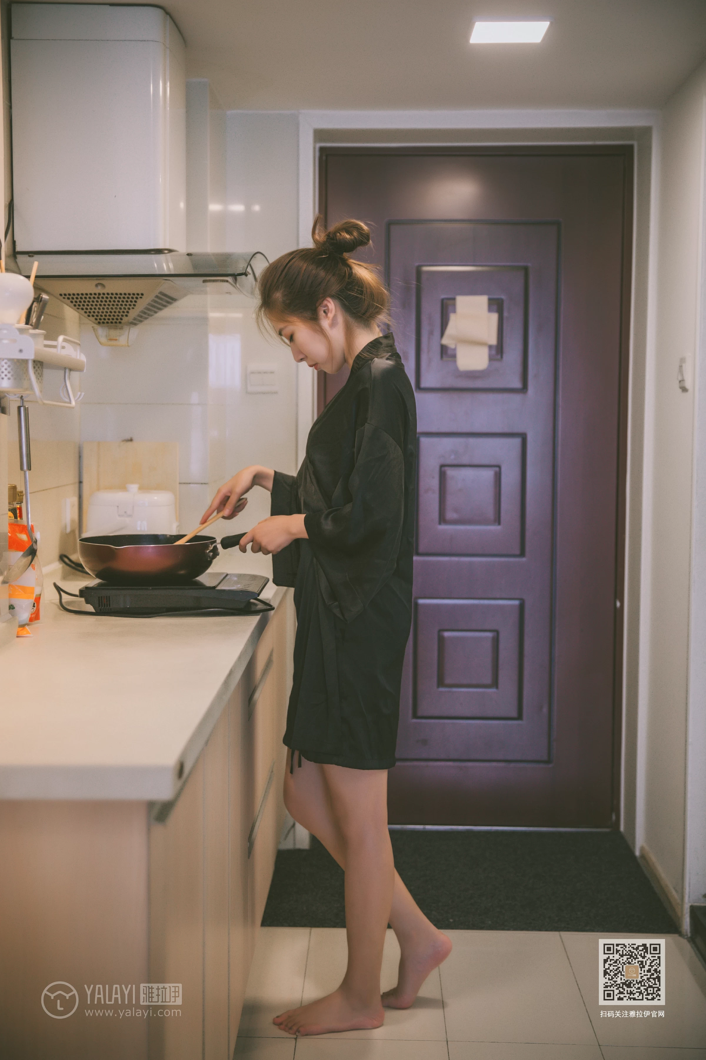 [YALAYI雅拉伊]Vol.416 白加黑 蓝心 黑色真丝睡衣加黑色蕾丝内衣性感私房写真集第15张