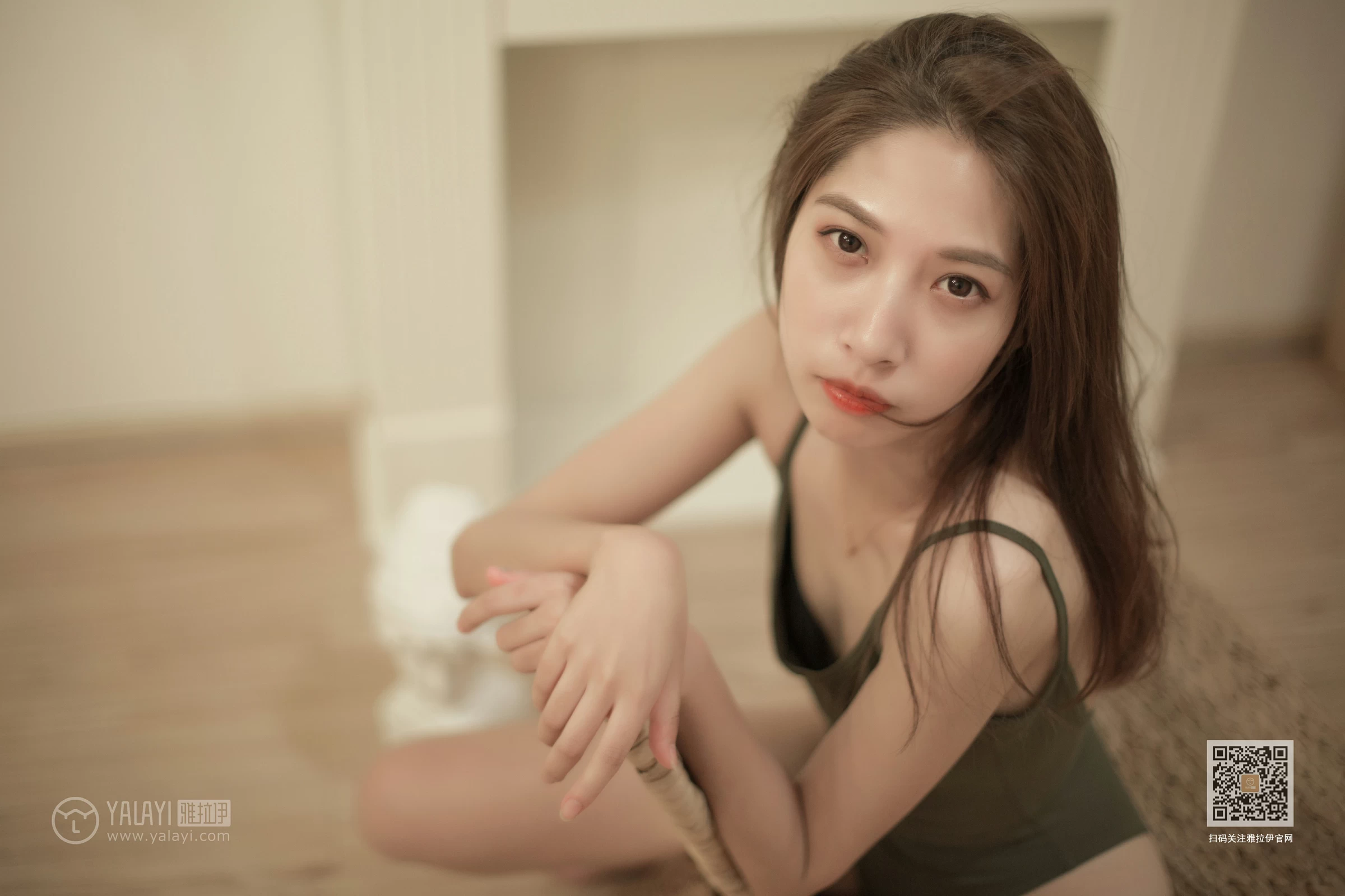 [YALAYI雅拉伊]Vol.421 素颜 蓝心 白色蕾丝内衣与棕色连体比基尼泳装性感私房写真集第16张