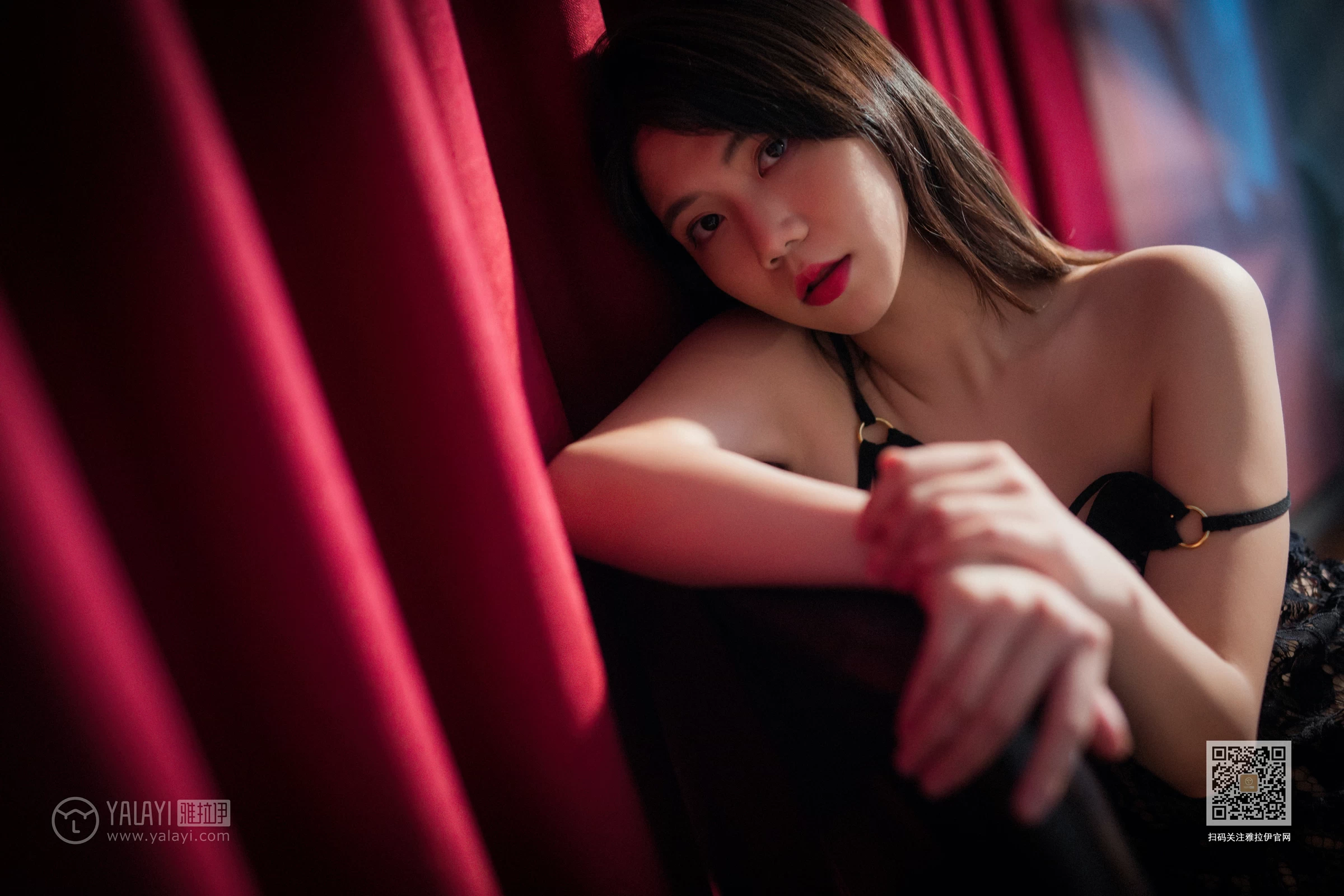 [YALAYI雅拉伊]Vol.422 幕后女友 倪倪 黑色透视镂空睡衣加蕾丝情趣内衣性感私房写真集第14张
