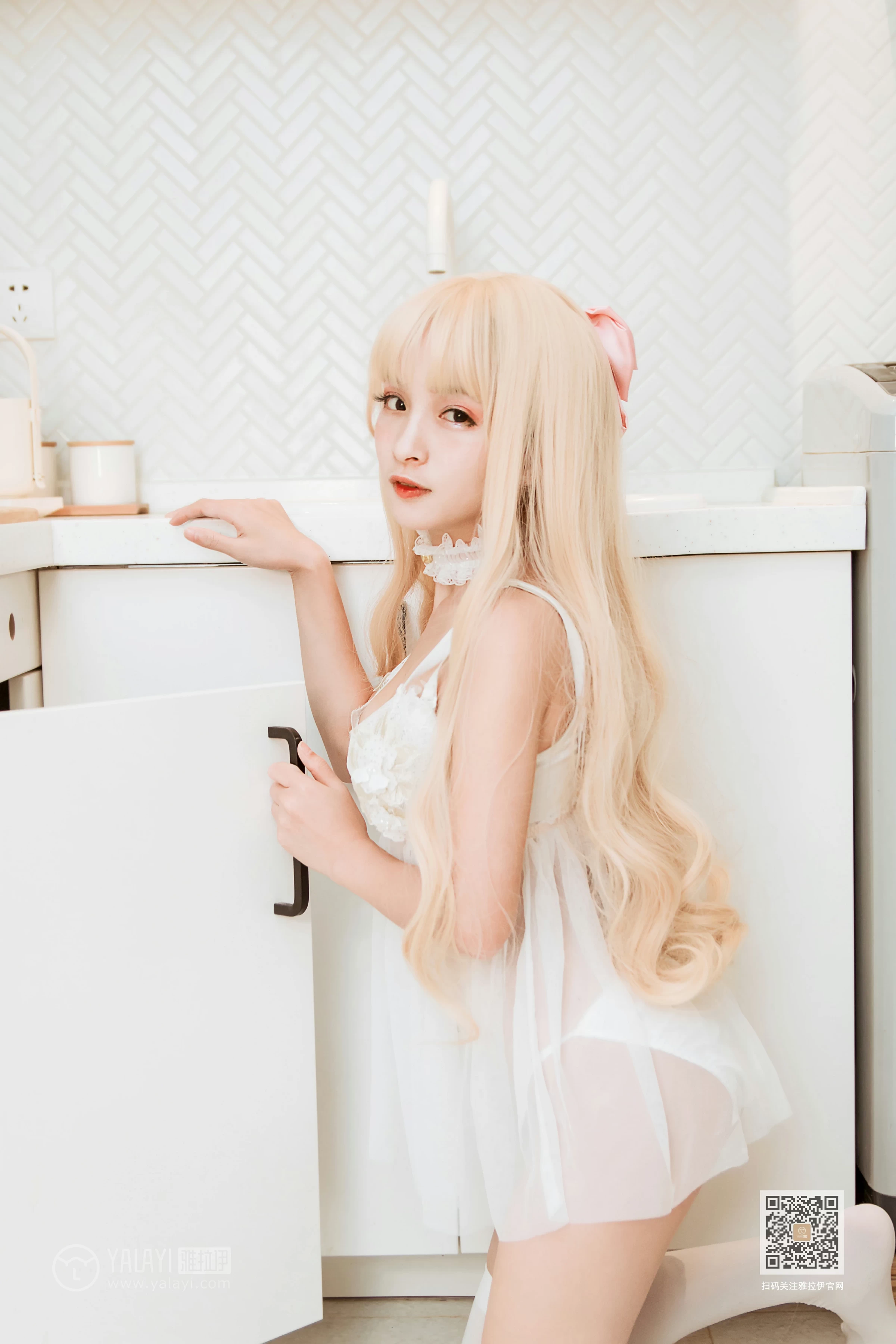 [YALAYI雅拉伊]Vol.425 异世界少女 艾丽 白色透视内衣裙加白色丝袜美腿性感私房写真集第9张