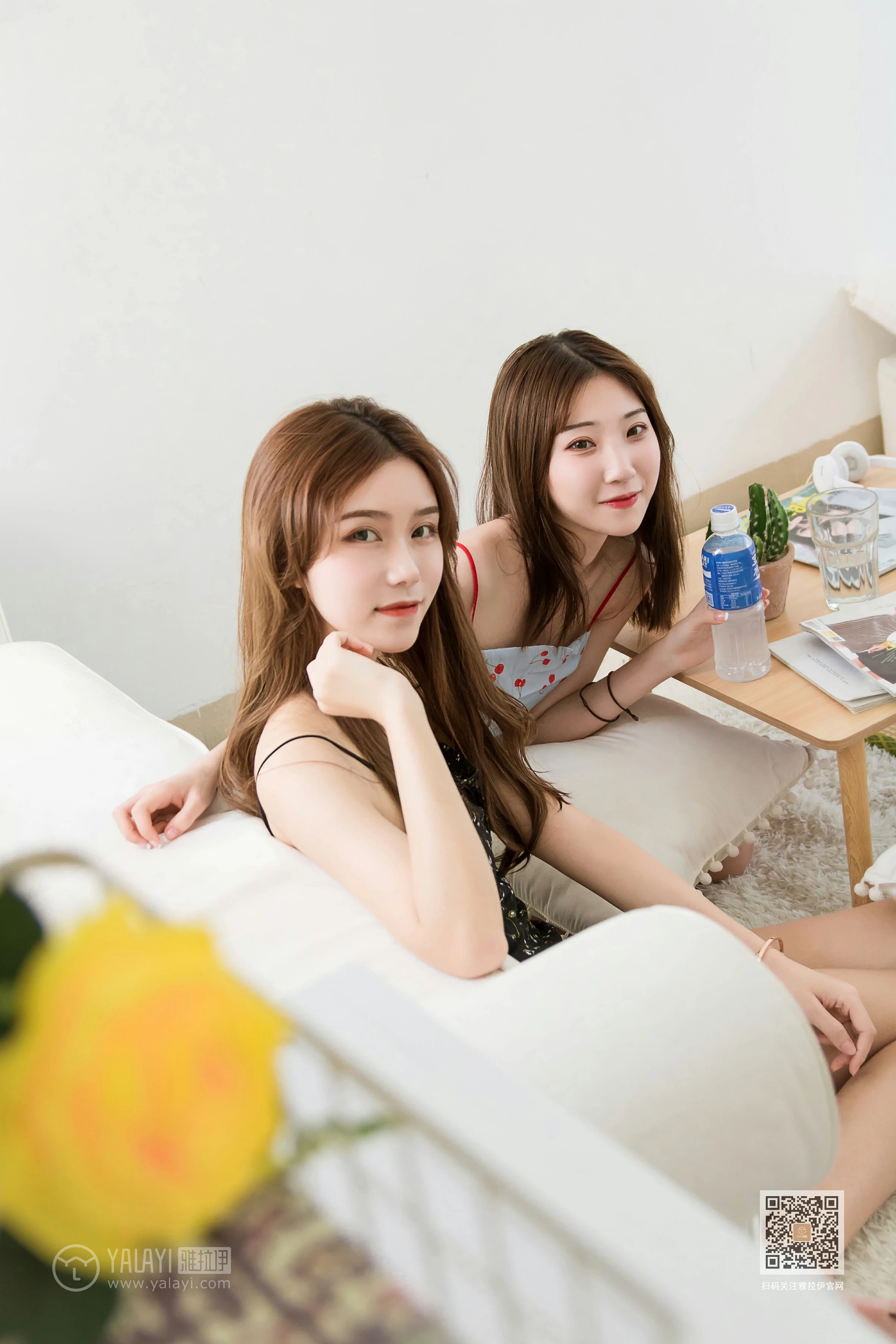 [YALAYI雅拉伊]Vol.440 清纯姐妹花 大乔 小乔 吊带连身裙居家性感私房写真集第7张