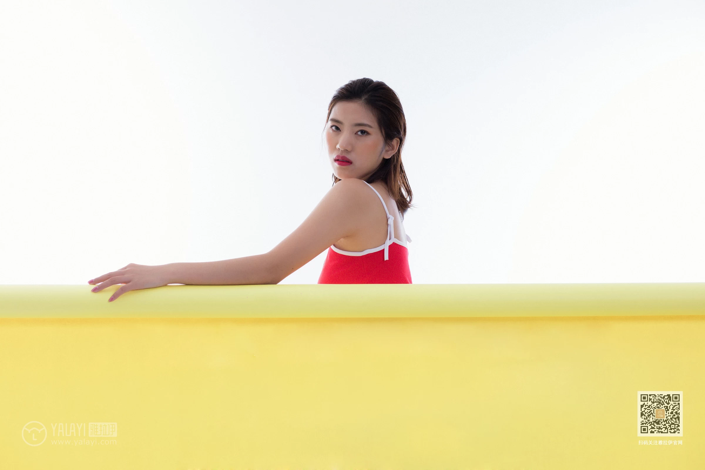 [YALAYI雅拉伊]Vol.499 艺术人生 小小 红色吊带连体运动内衣性感私房写真集第3张