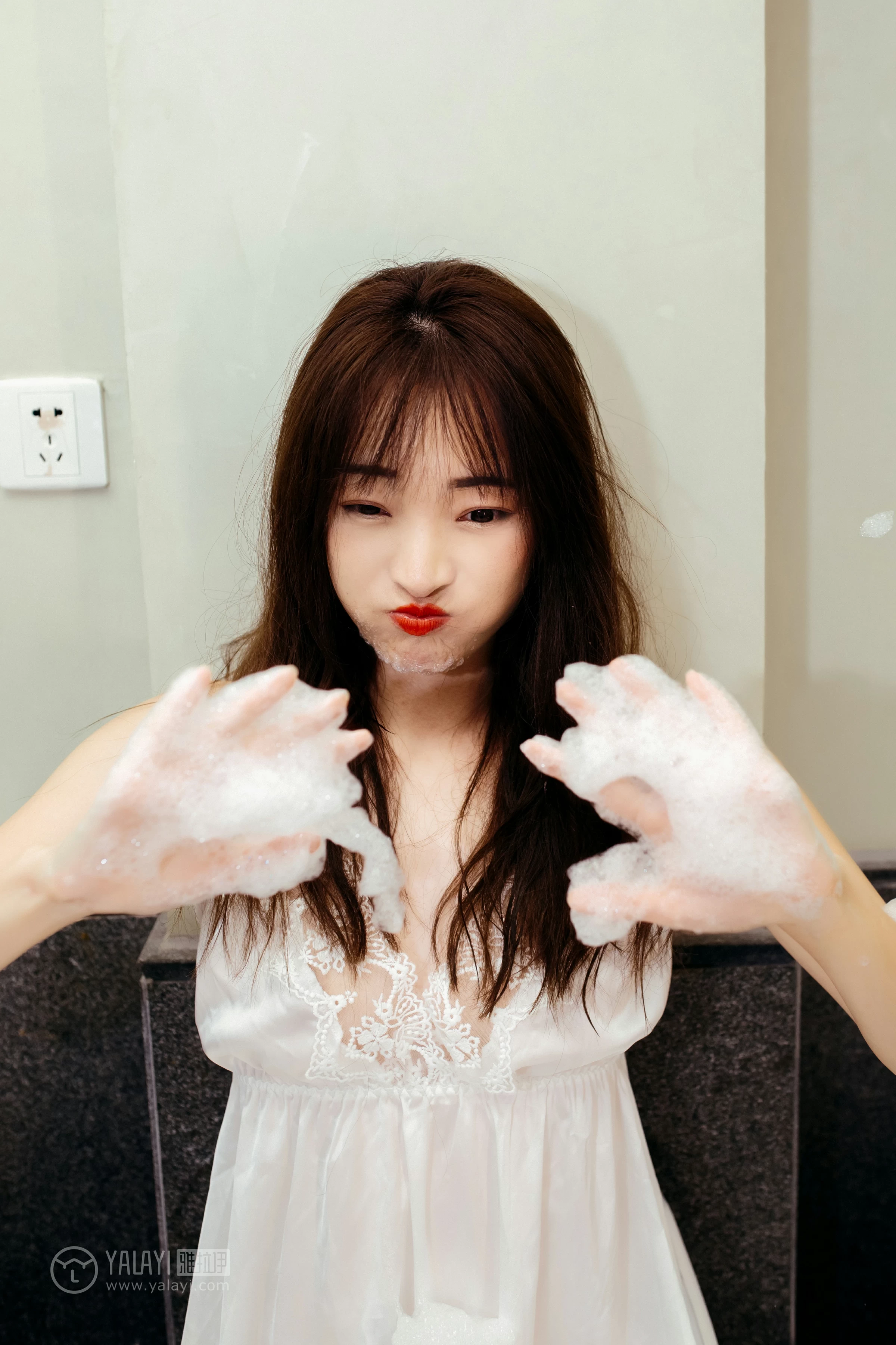[YALAYI雅拉伊]Vol.508 愉快的一晚 小雪 白色吊带蕾丝睡衣裙性感私房写真集第12张