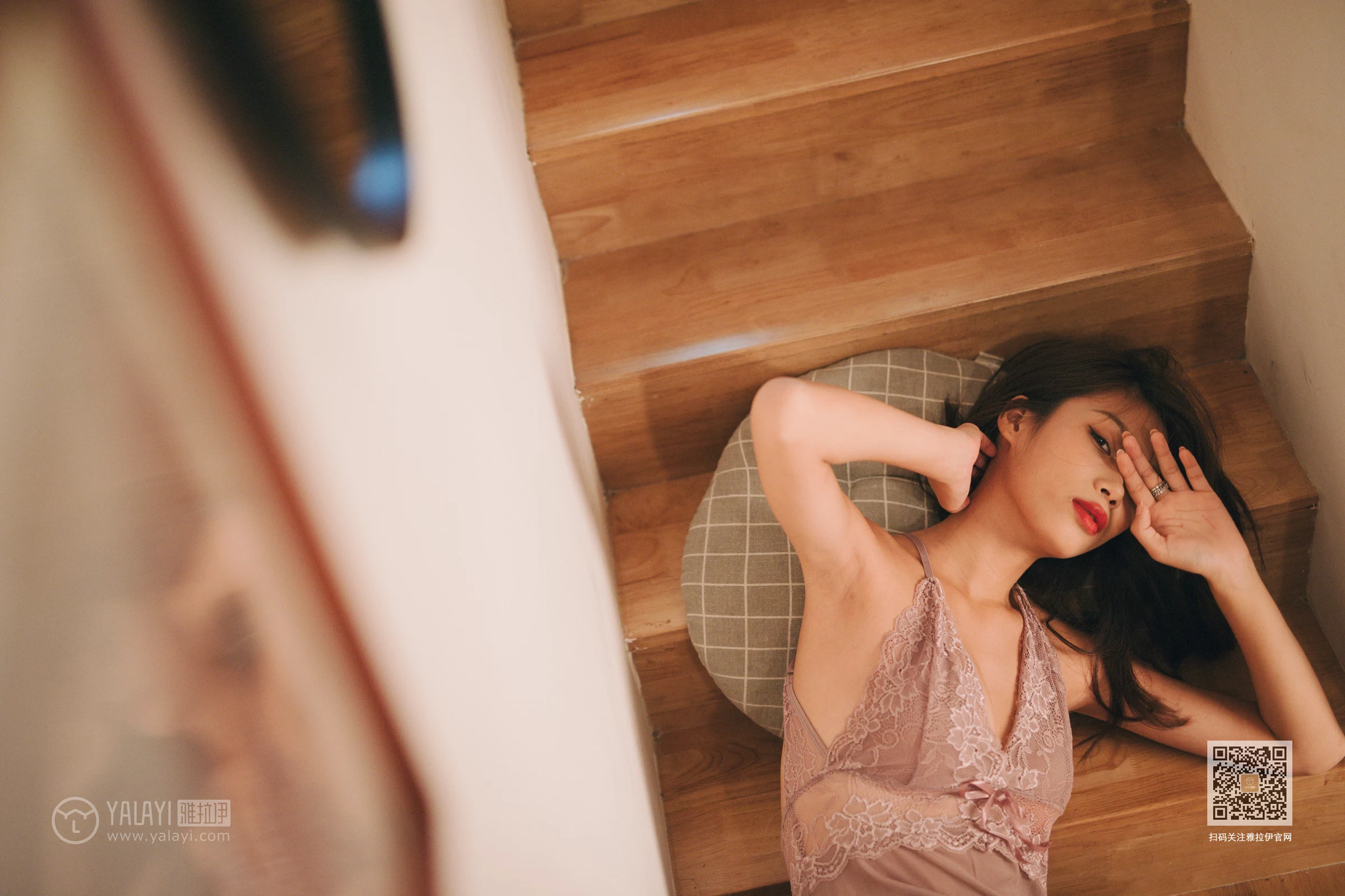 [YALAYI雅拉伊]Vol.509 楼梯间的偶遇 静初 粉色吊带蕾丝睡衣裙性感私房写真集第9张