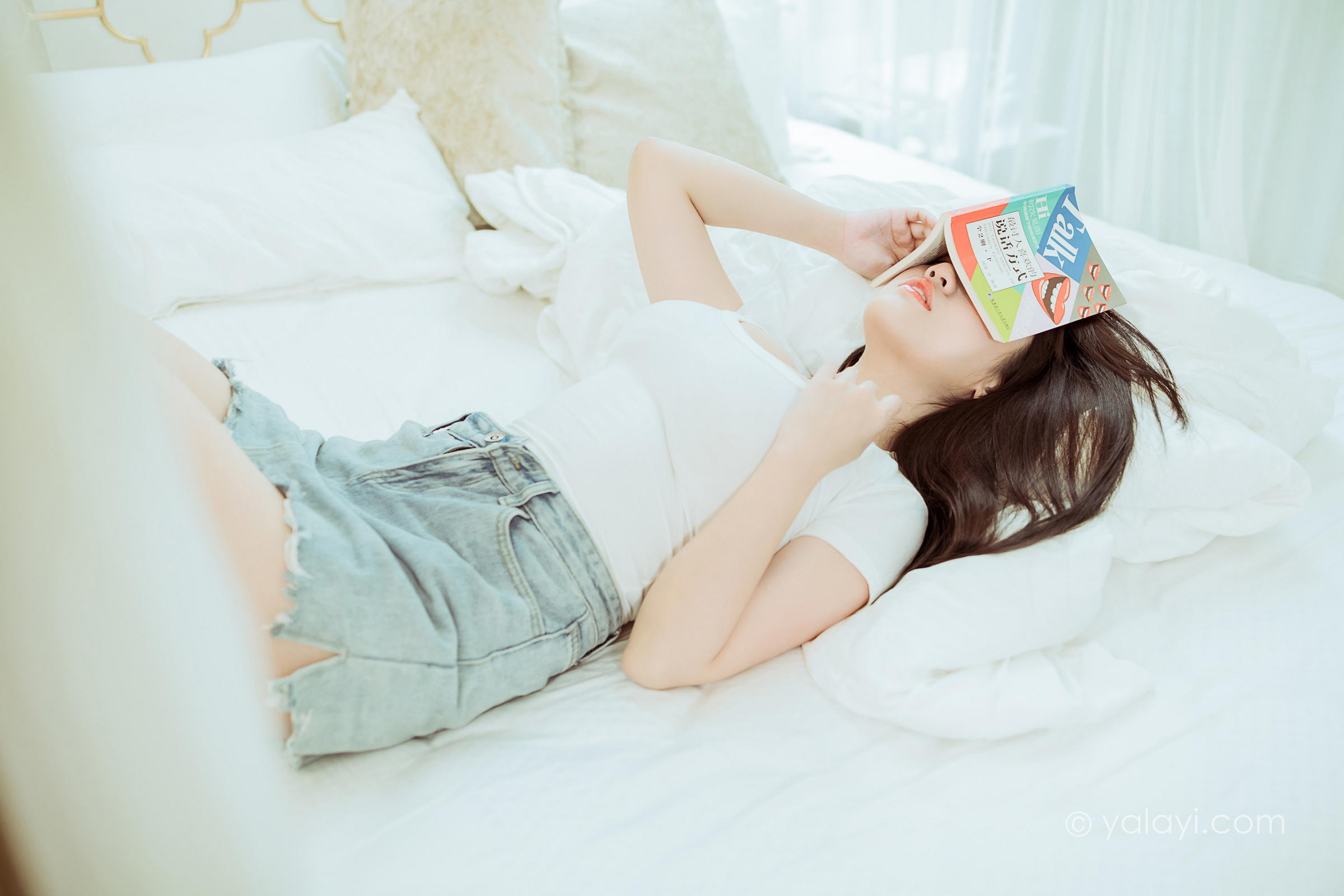 [YALAYI雅拉伊]2022.03.09 你真可爱 虞艺 白色紧身短袖加牛仔短裙性感私房写真集第10张