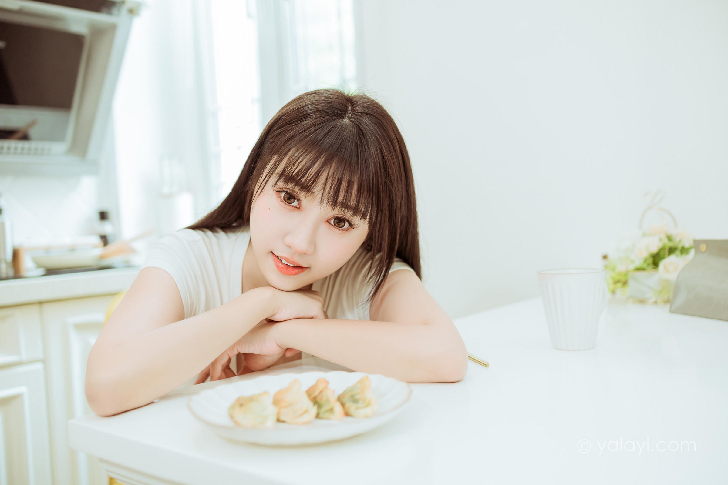 [YALAYI雅拉伊]2022.03.09 你真可爱 虞艺 白色紧身短袖加牛仔短裙性感私房写真集第7张