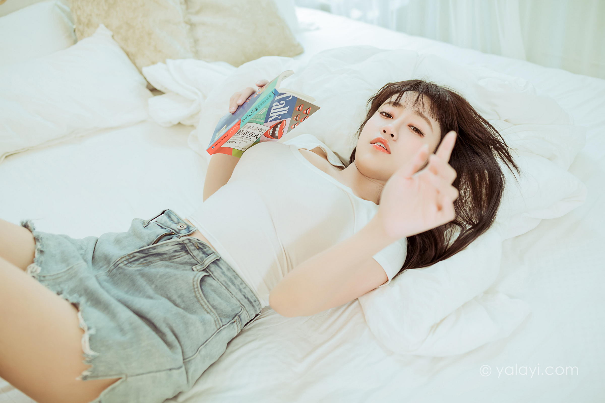 [YALAYI雅拉伊]2022.03.09 你真可爱 虞艺 白色紧身短袖加牛仔短裙性感私房写真集第10张