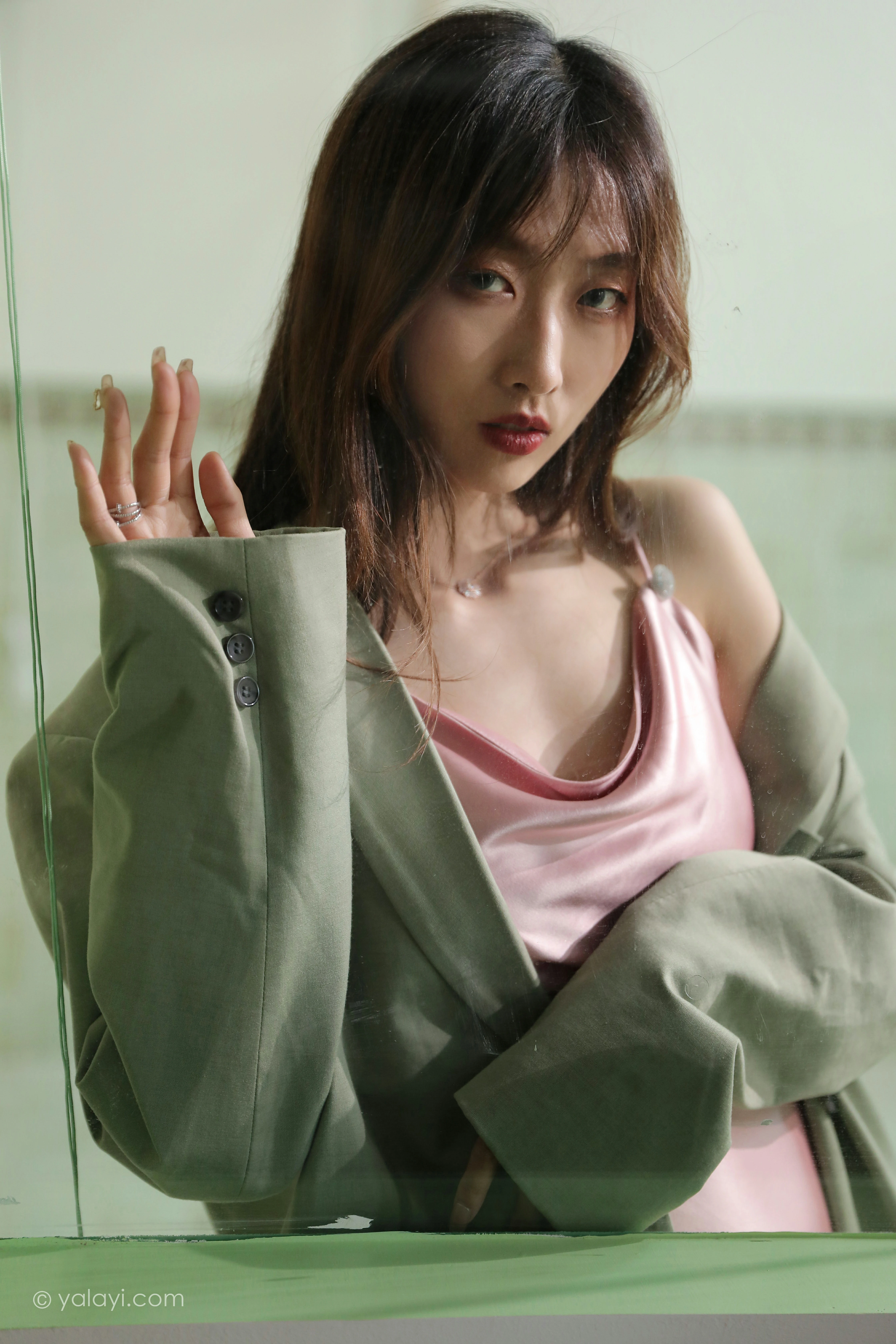 [YALAYI雅拉伊]NO.801 平心静气 佳佳 粉色吊带连衣裙居家私房写真集第2张