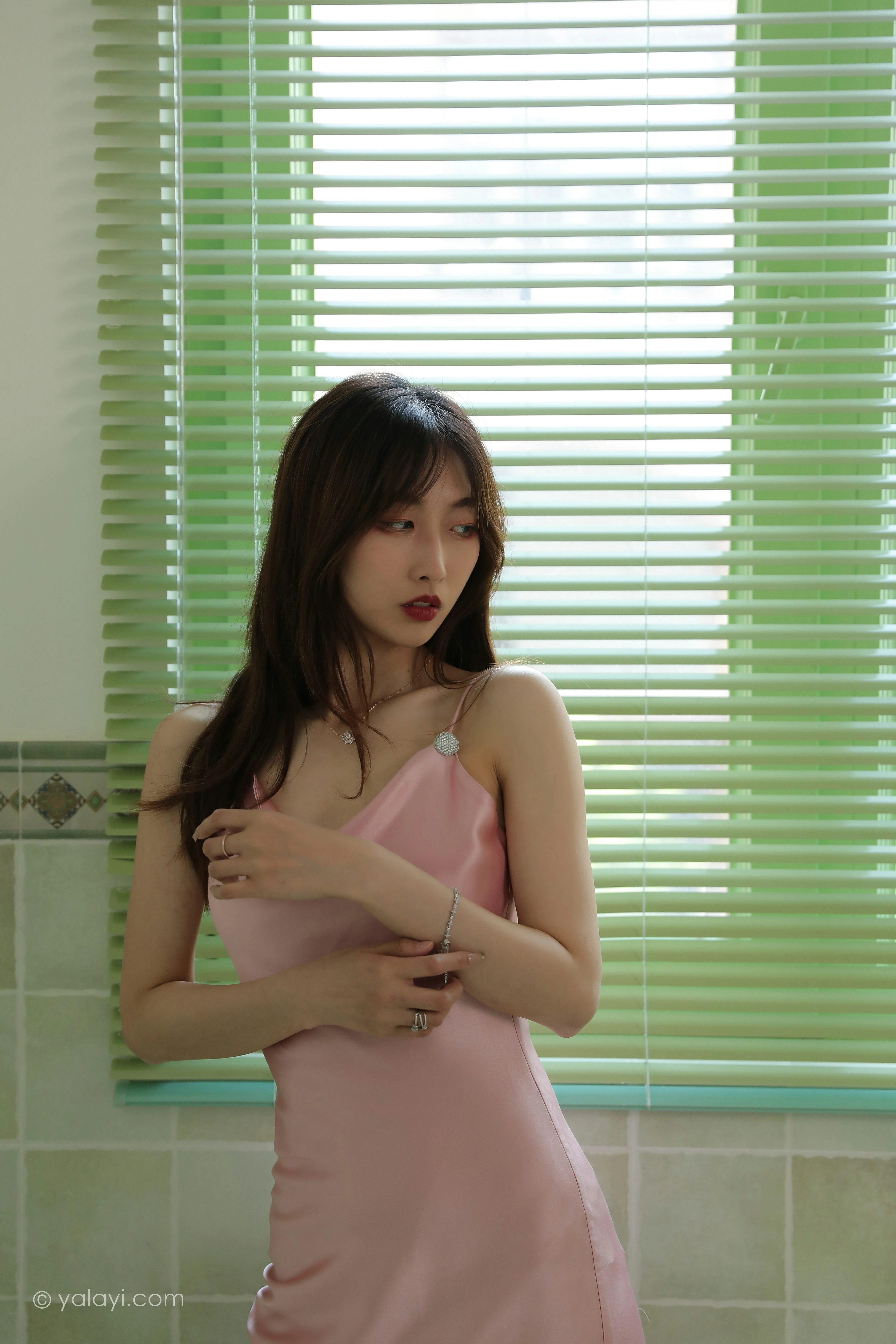 [YALAYI雅拉伊]NO.801 平心静气 佳佳 粉色吊带连衣裙居家私房写真集第10张