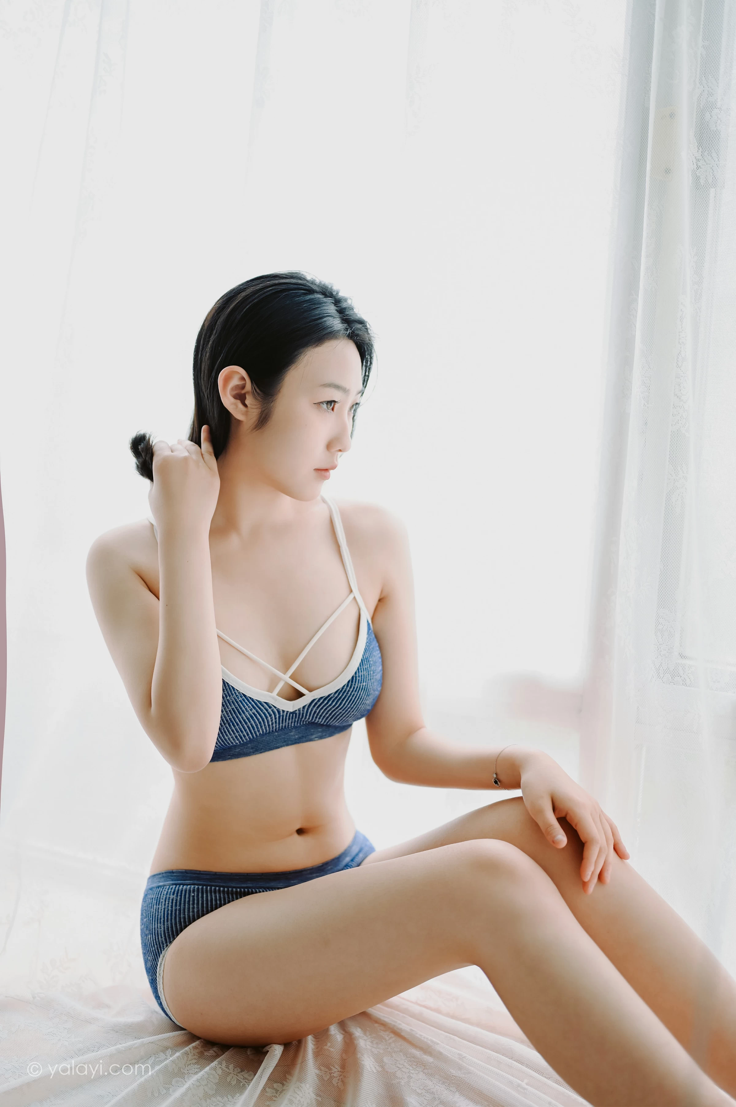 [YALAYI雅拉伊]NO.668 《作画的女孩》 沈伊 灰色内衣性感私房写真集第6张