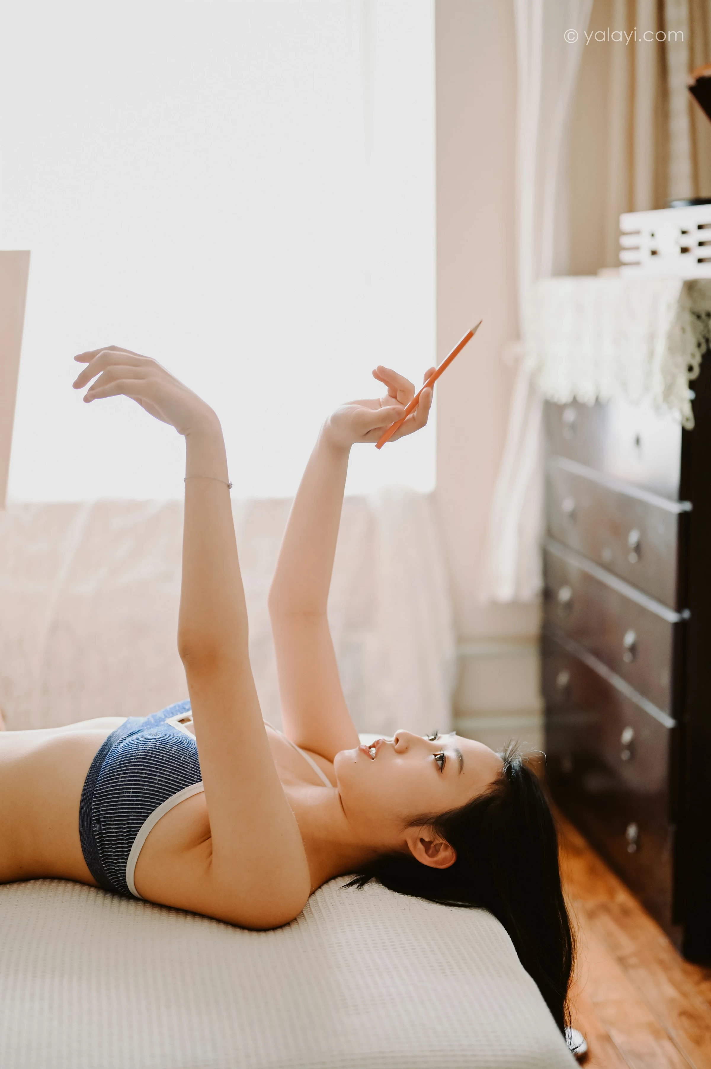 [YALAYI雅拉伊]NO.668 《作画的女孩》 沈伊 灰色内衣性感私房写真集第7张