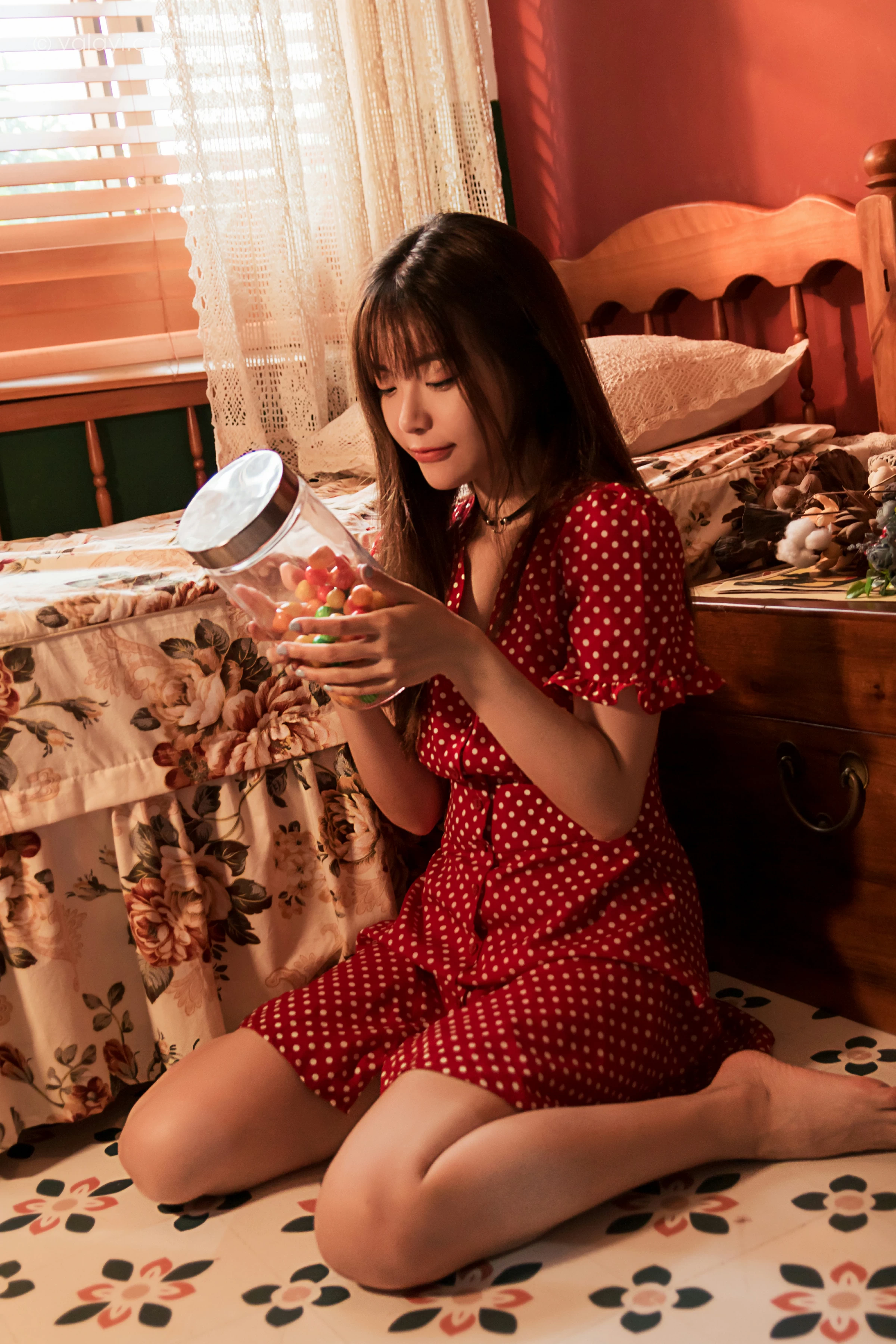 [YALAYI雅拉伊]NO.669 《第一次》 小杨 居家红色连衣裙写真第3张