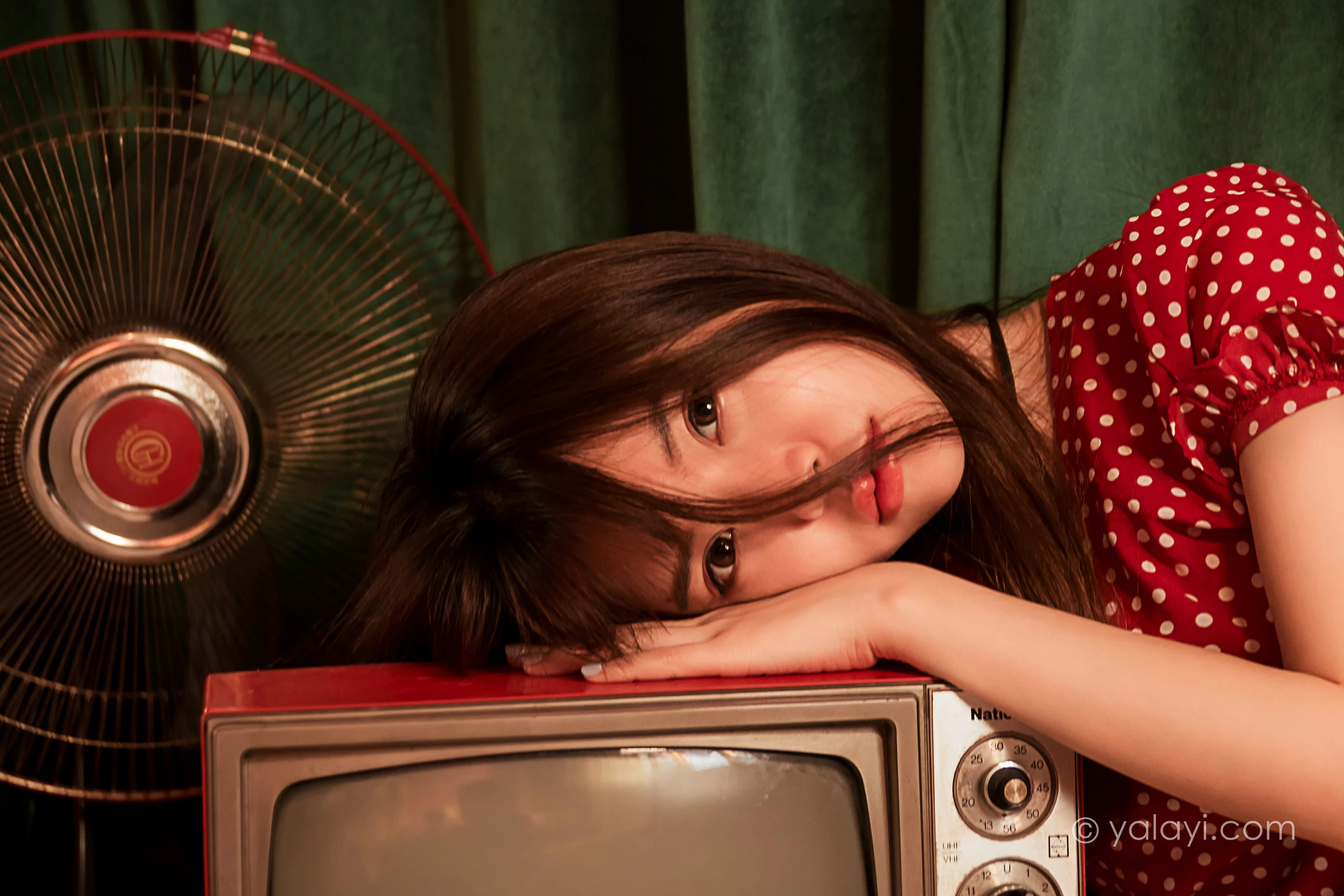 [YALAYI雅拉伊]NO.669 《第一次》 小杨 居家红色连衣裙写真第11张