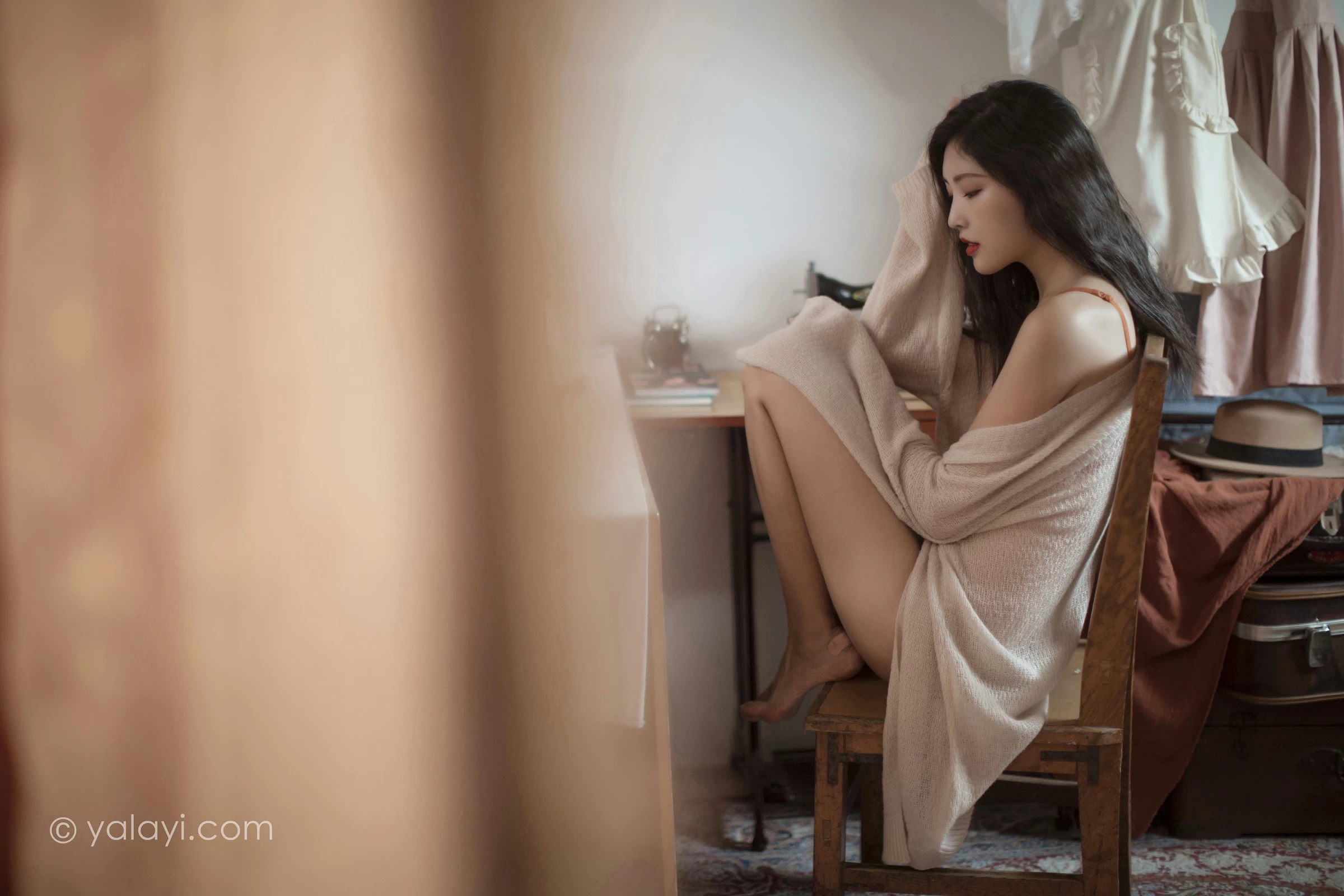 [YALAYI雅拉伊]NO.670 《心动》 苍儿 白色睡袍加橙色内衣性感私房写真集第2张