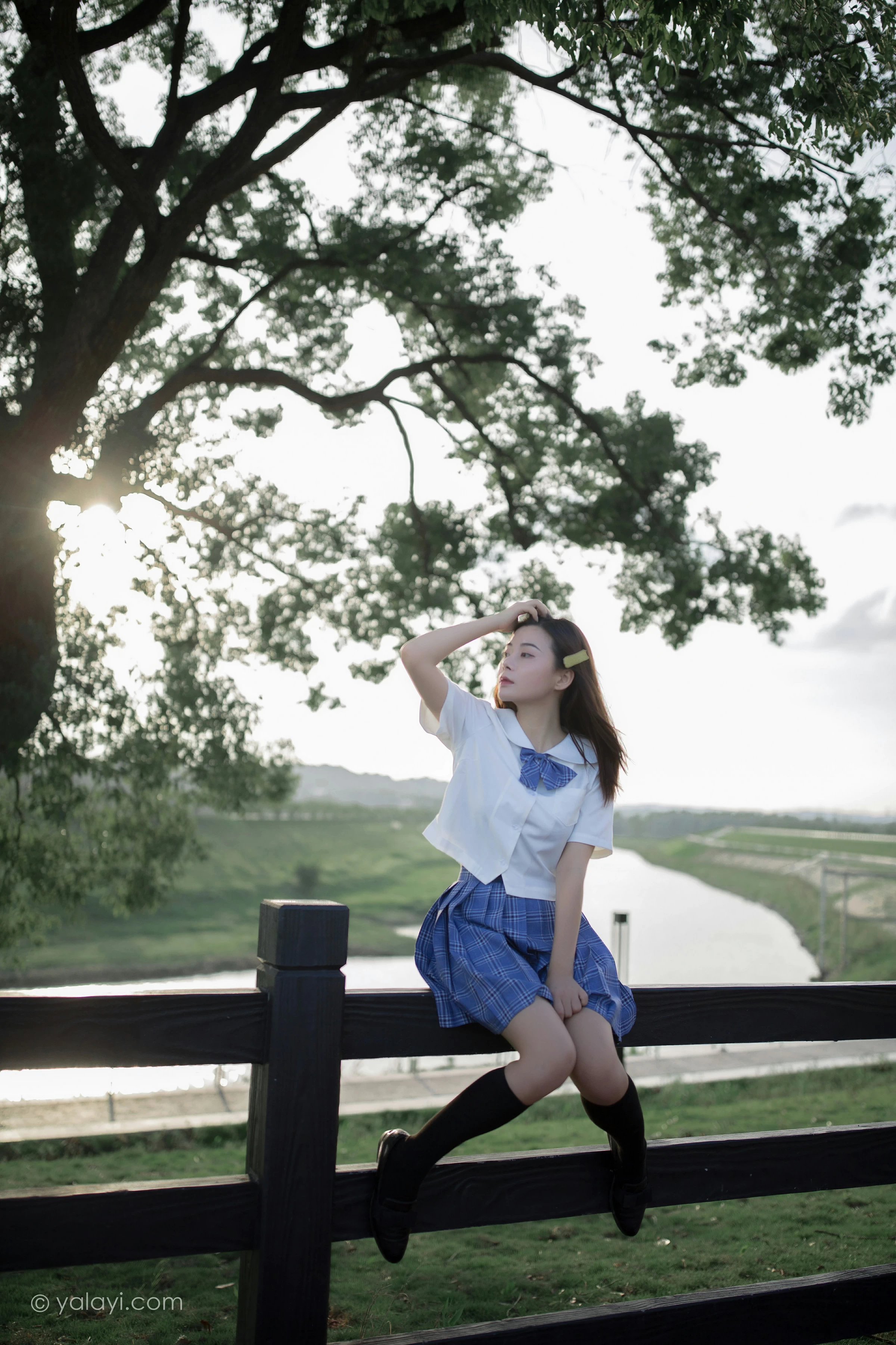 [YALAYI雅拉伊]NO.677 《青春在河畔奔走》 枝娅 白色JK制服与短裙加黑丝美腿写真第5张