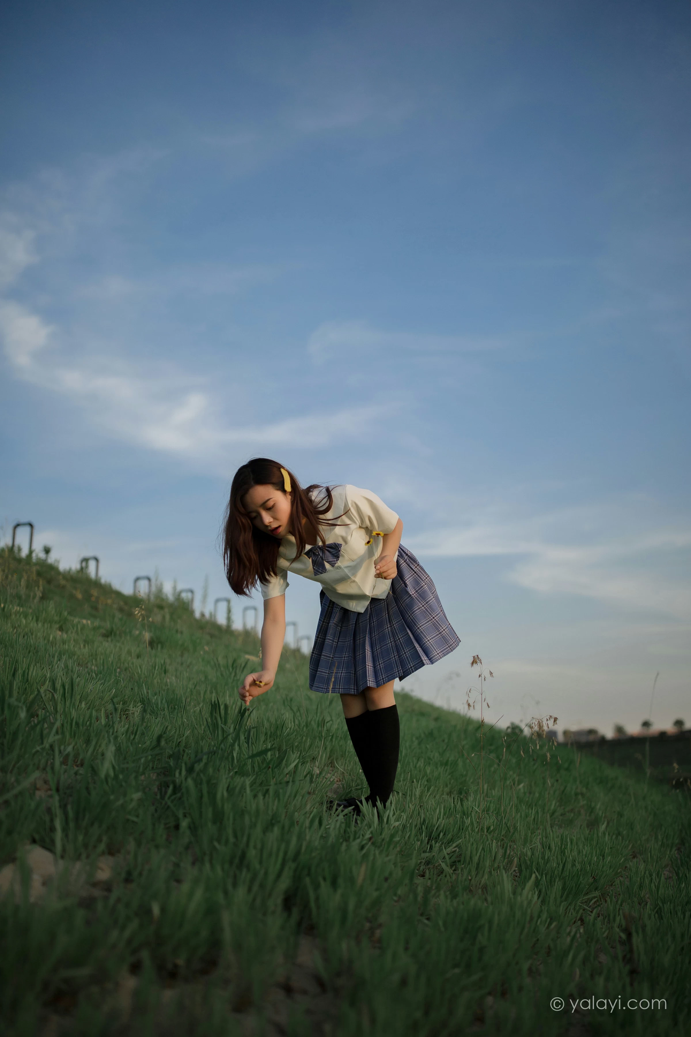 [YALAYI雅拉伊]NO.677 《青春在河畔奔走》 枝娅 白色JK制服与短裙加黑丝美腿写真第9张
