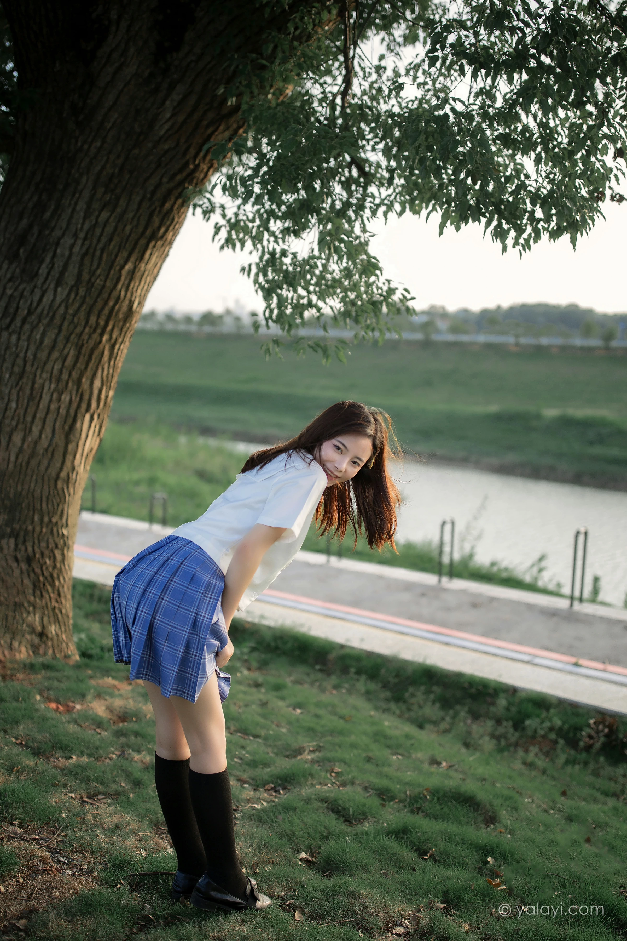 [YALAYI雅拉伊]NO.677 《青春在河畔奔走》 枝娅 白色JK制服与短裙加黑丝美腿写真第15张