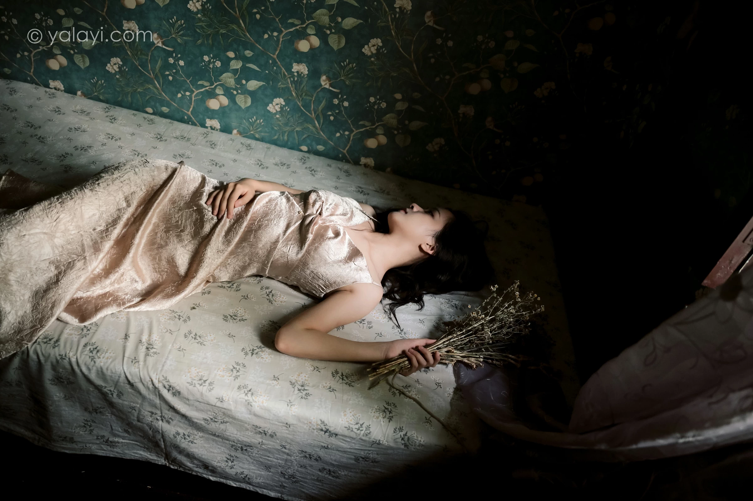 [YALAYI雅拉伊]NO.678 《绿窗》 方岚 黄色吊带连衣裙居家私房写真集第13张