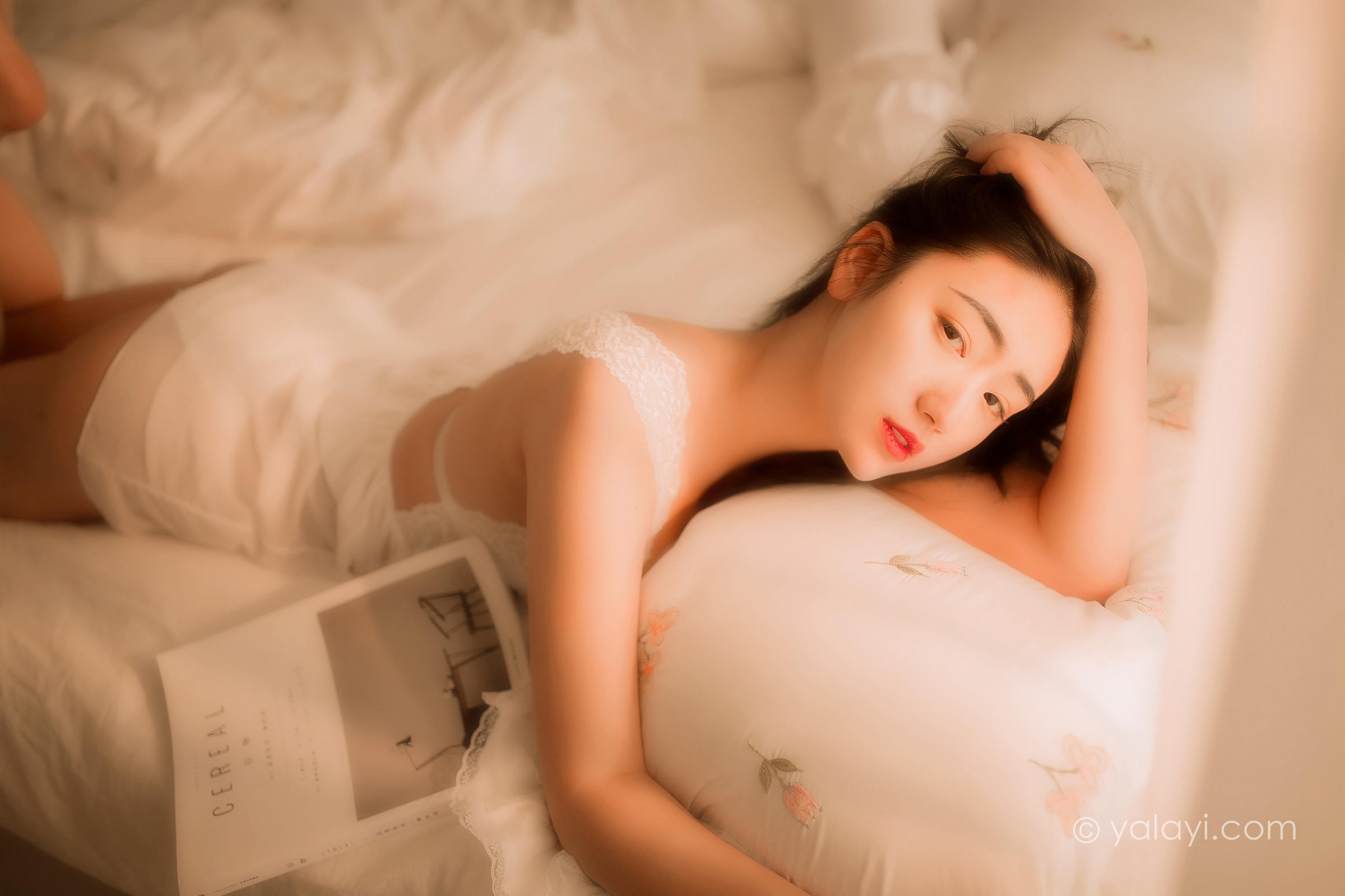 [YALAYI雅拉伊]2022.03.11 闺秀 水月沙子 白色镂空睡衣裙加透视情趣内衣性感写真集第6张