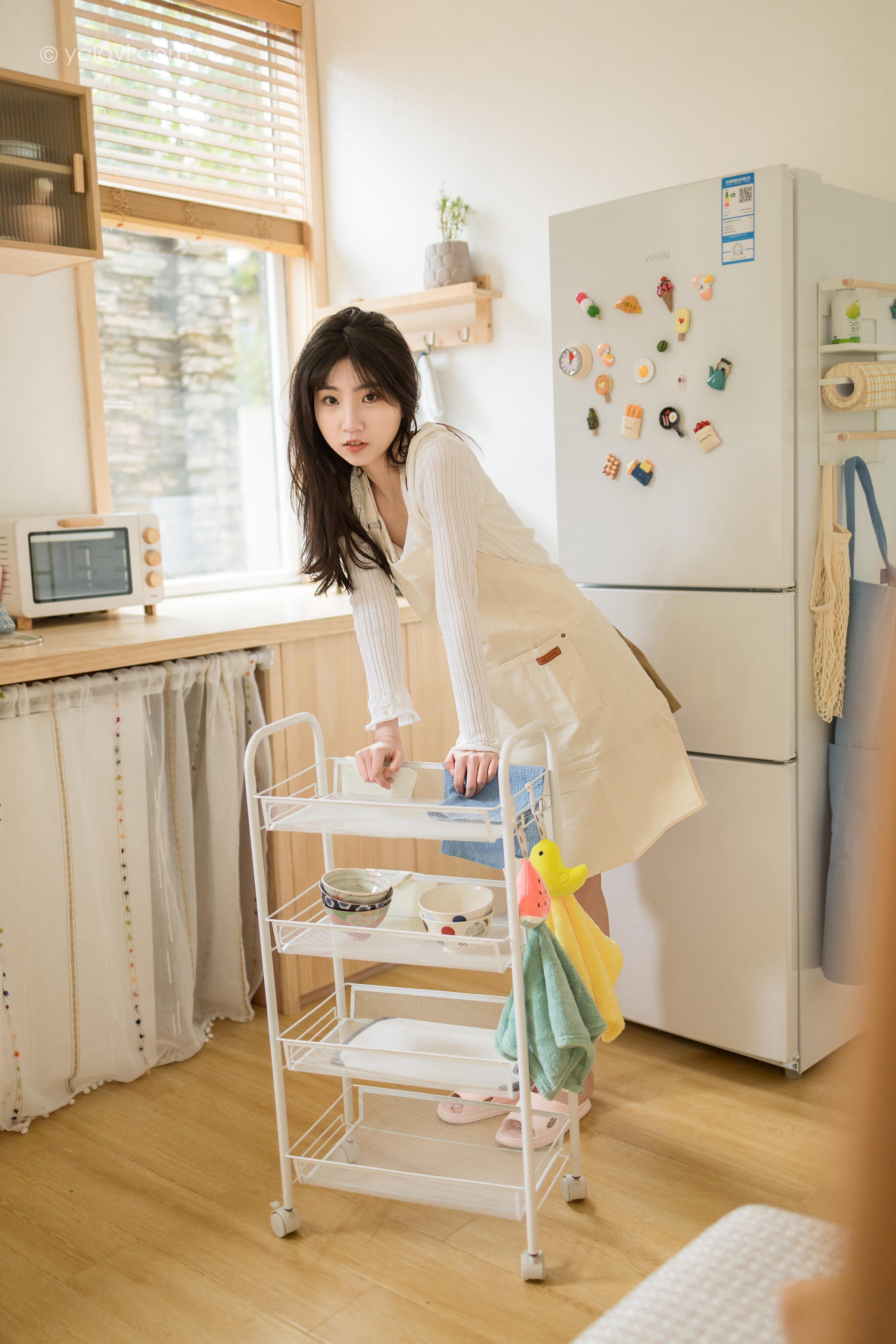 [YALAYI雅拉伊]2022.03.14 我的爱人 小乔 白色休闲外套加吊带围裙居家清纯写真集第13张