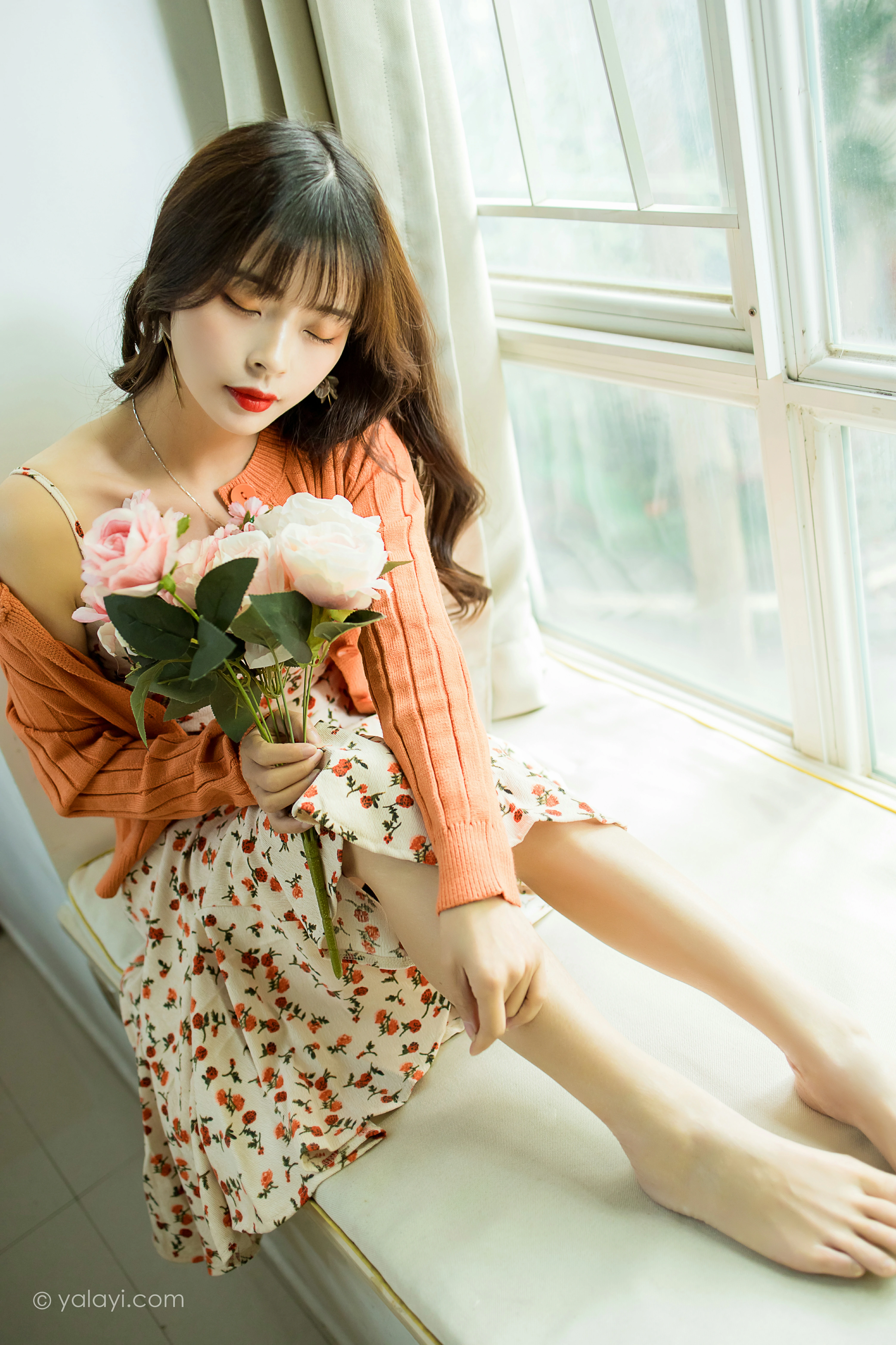 [YALAYI雅拉伊]NO.793 悠闲时光 程小蝶 橙色外套与粉色吊带连衣裙清纯写真集第2张