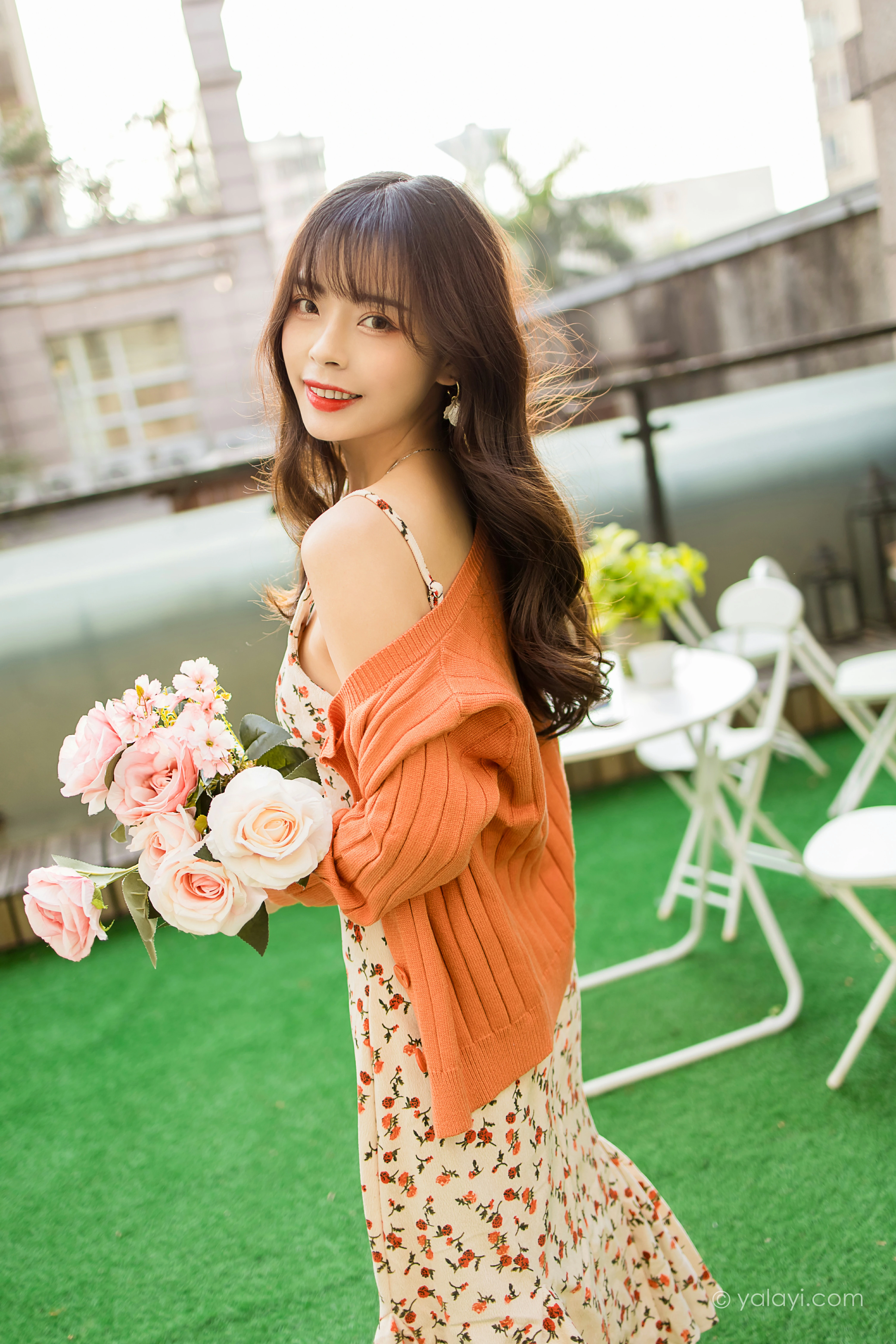[YALAYI雅拉伊]NO.793 悠闲时光 程小蝶 橙色外套与粉色吊带连衣裙清纯写真集第13张
