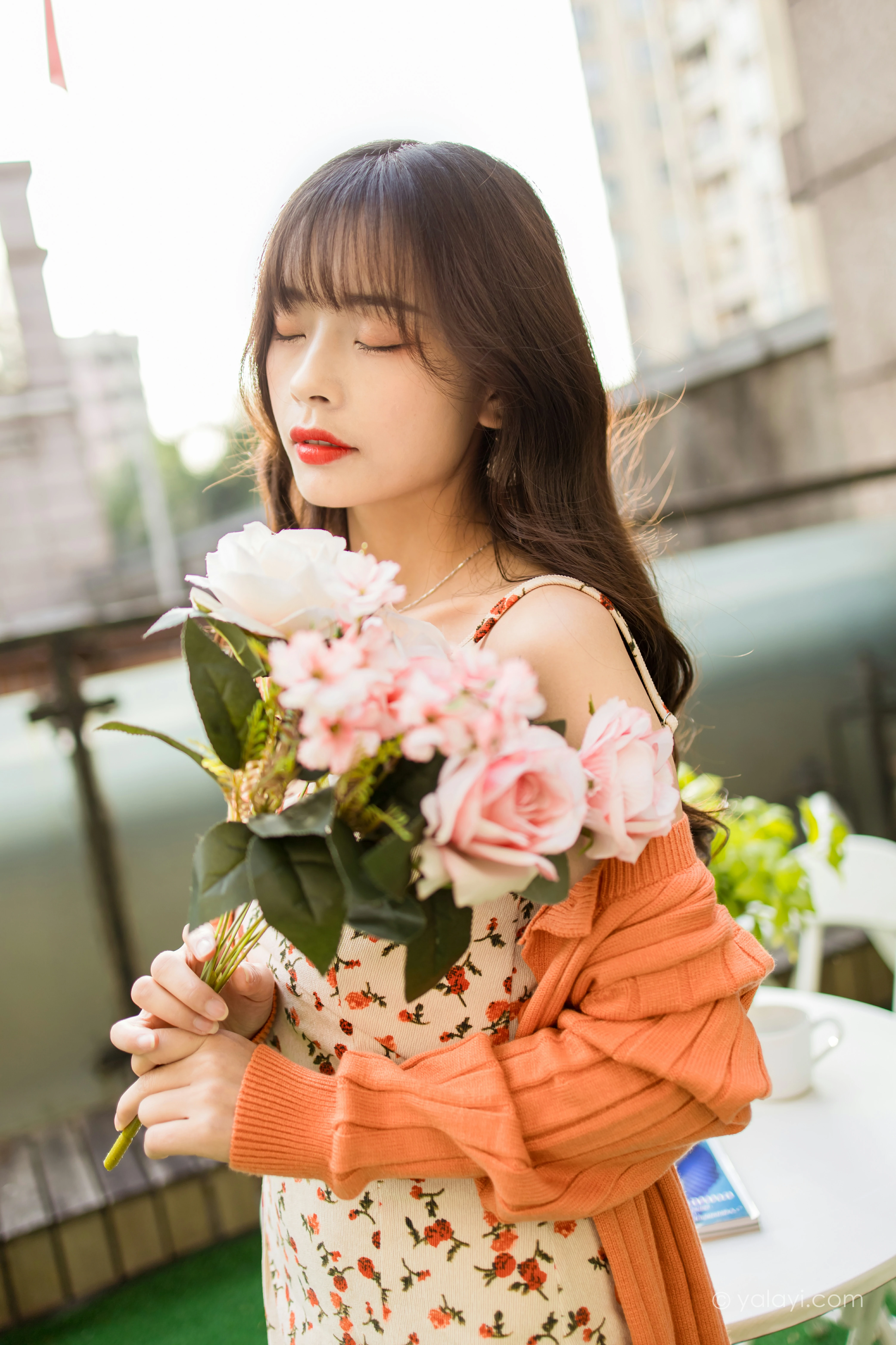 [YALAYI雅拉伊]NO.793 悠闲时光 程小蝶 橙色外套与粉色吊带连衣裙清纯写真集第15张