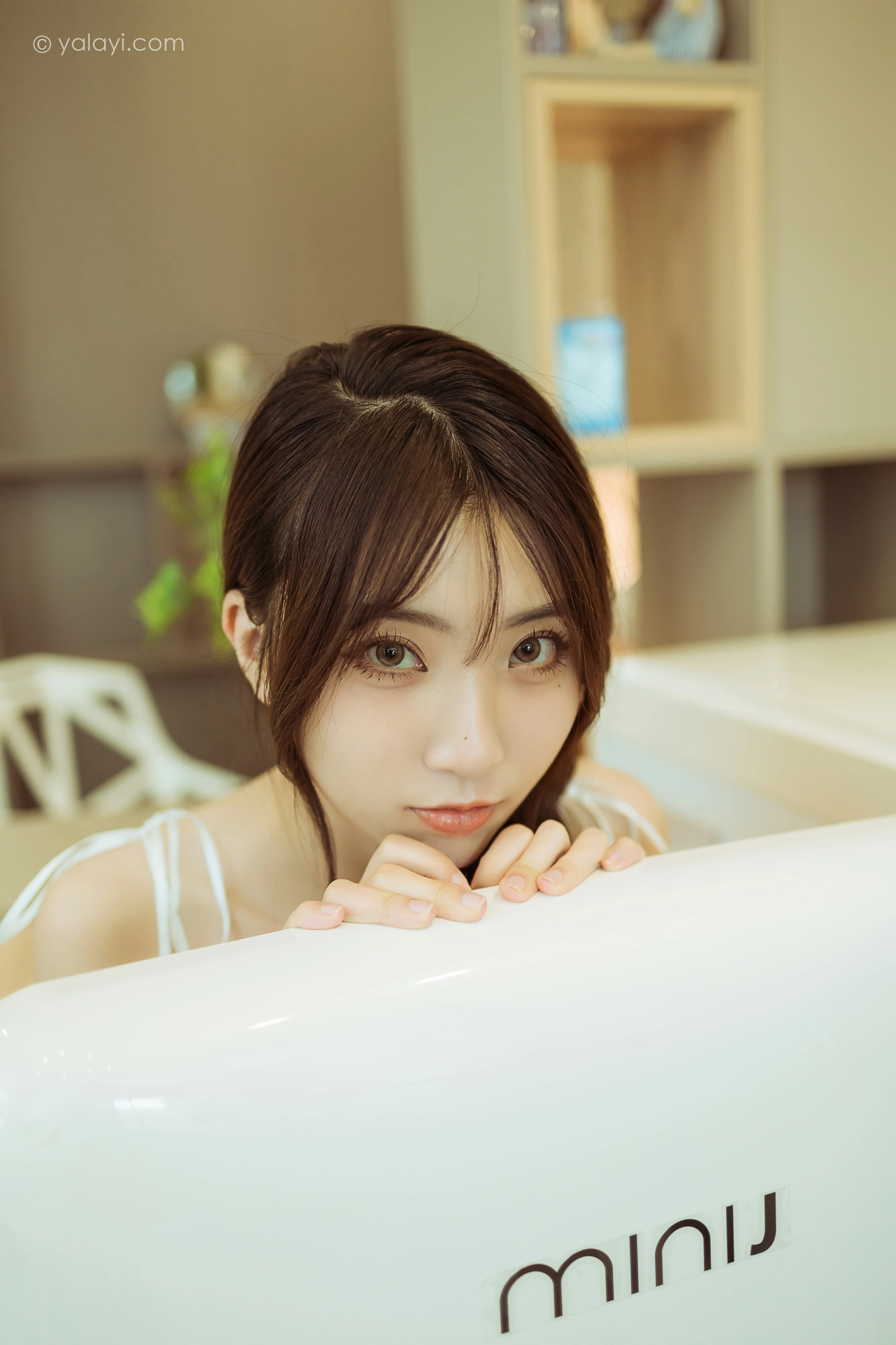[YALAYI雅拉伊]NO.805 餐蛋面 小乔 白色吊带连衣裙居家清纯写真集第9张