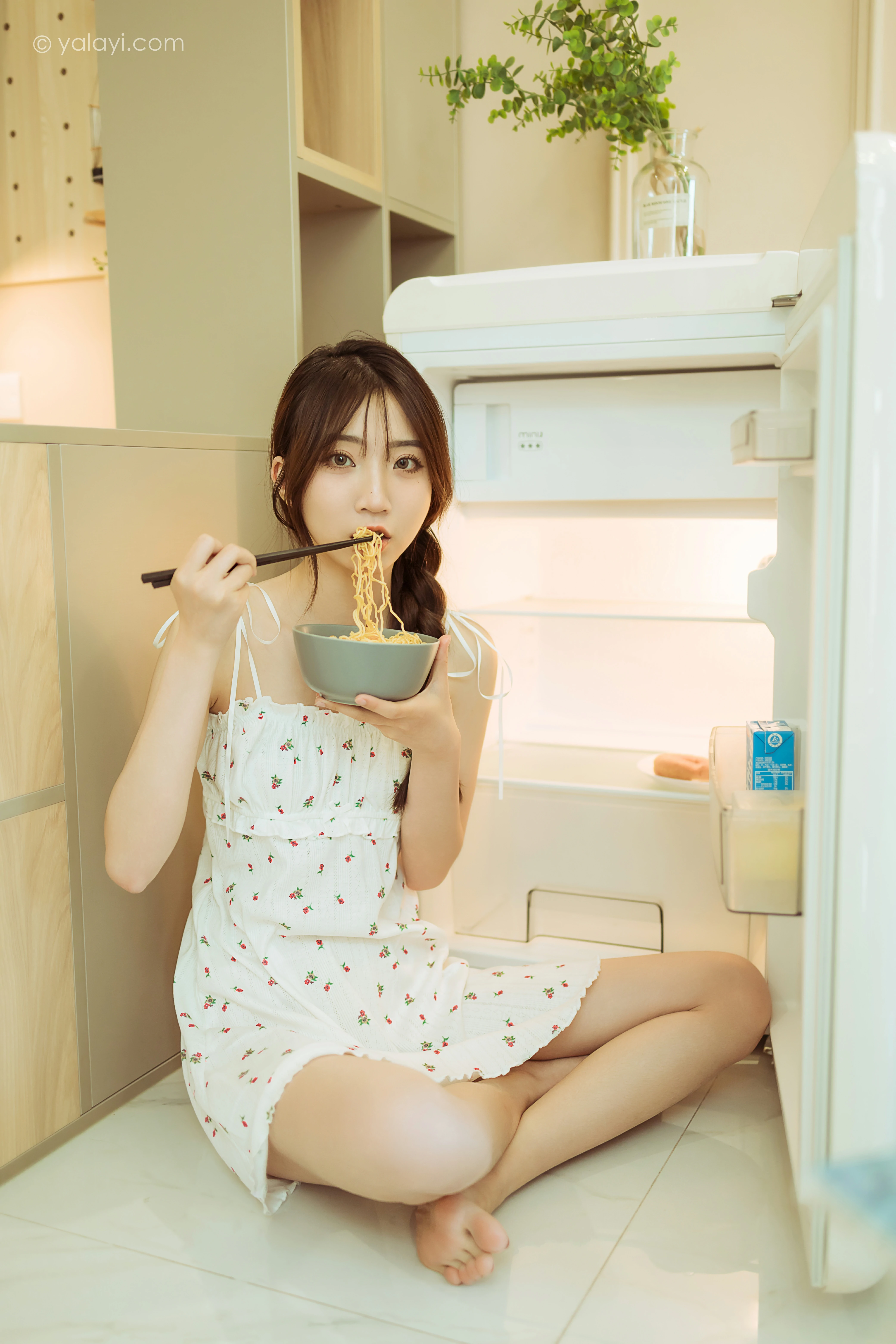 [YALAYI雅拉伊]NO.805 餐蛋面 小乔 白色吊带连衣裙居家清纯写真集第4张