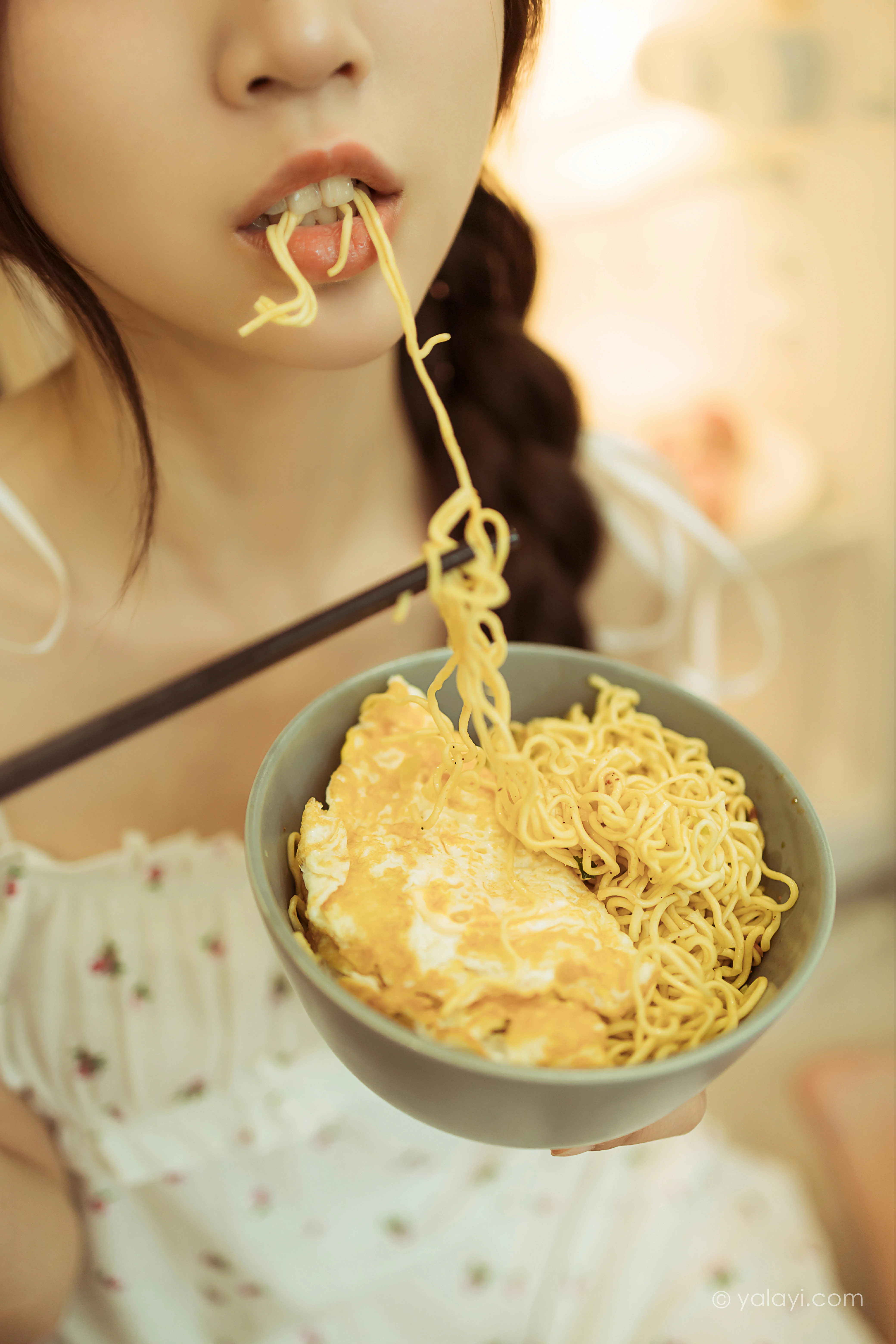 [YALAYI雅拉伊]NO.805 餐蛋面 小乔 白色吊带连衣裙居家清纯写真集第5张