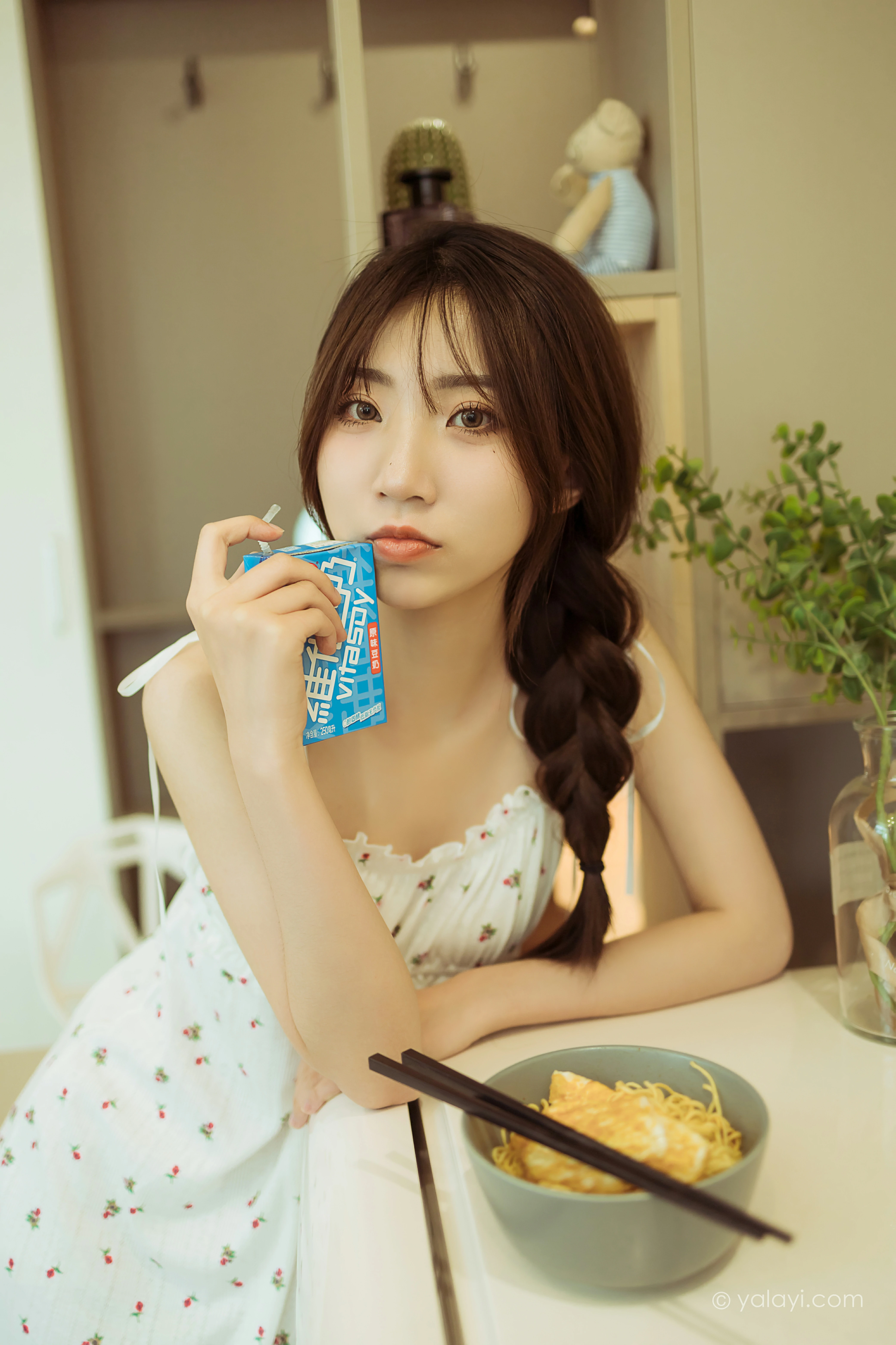 [YALAYI雅拉伊]NO.805 餐蛋面 小乔 白色吊带连衣裙居家清纯写真集第8张