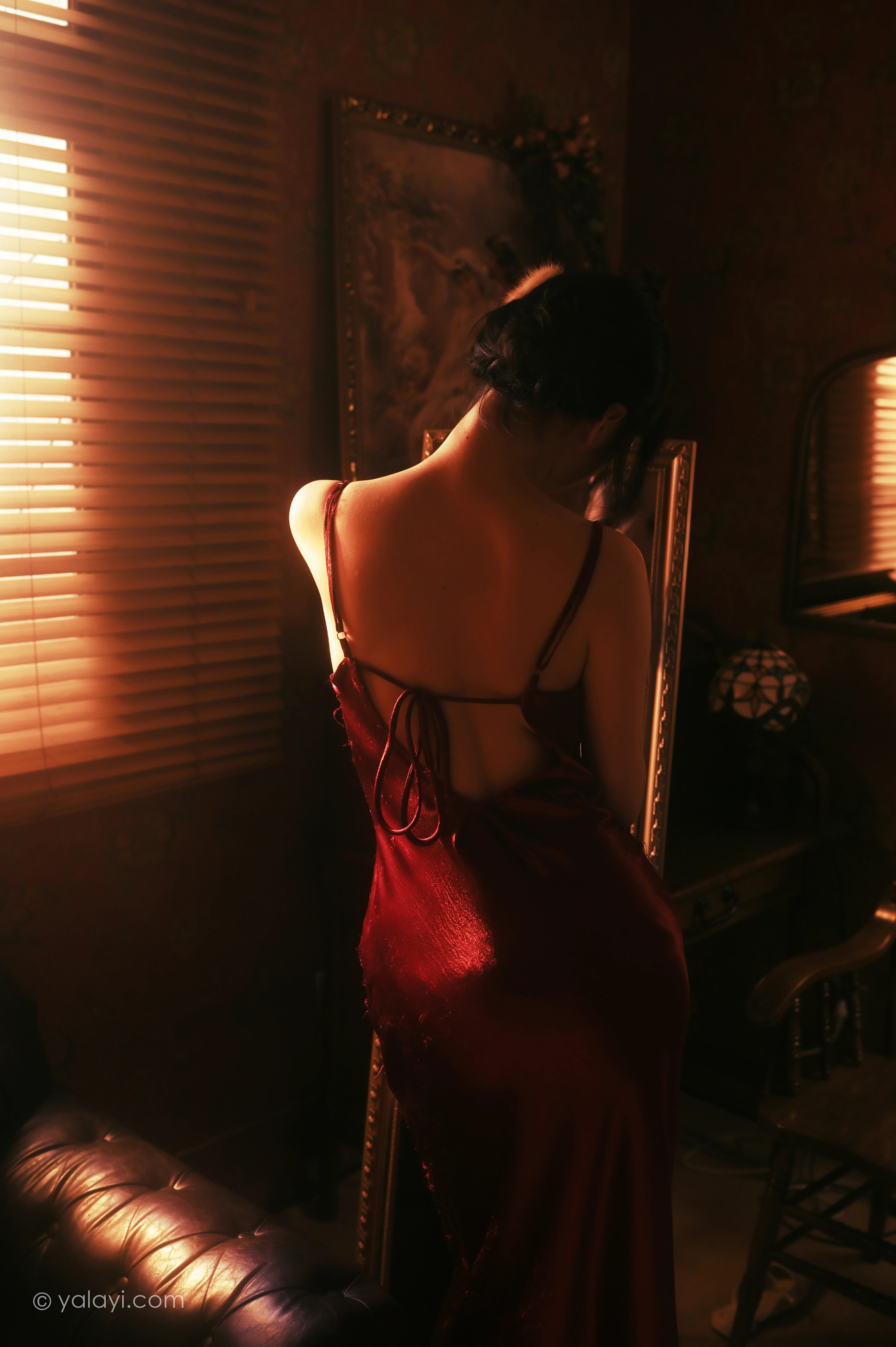 [YALAYI雅拉伊]NO.794 在窗边 京京 红色吊带裸背连衣裙居家性感写真集第5张