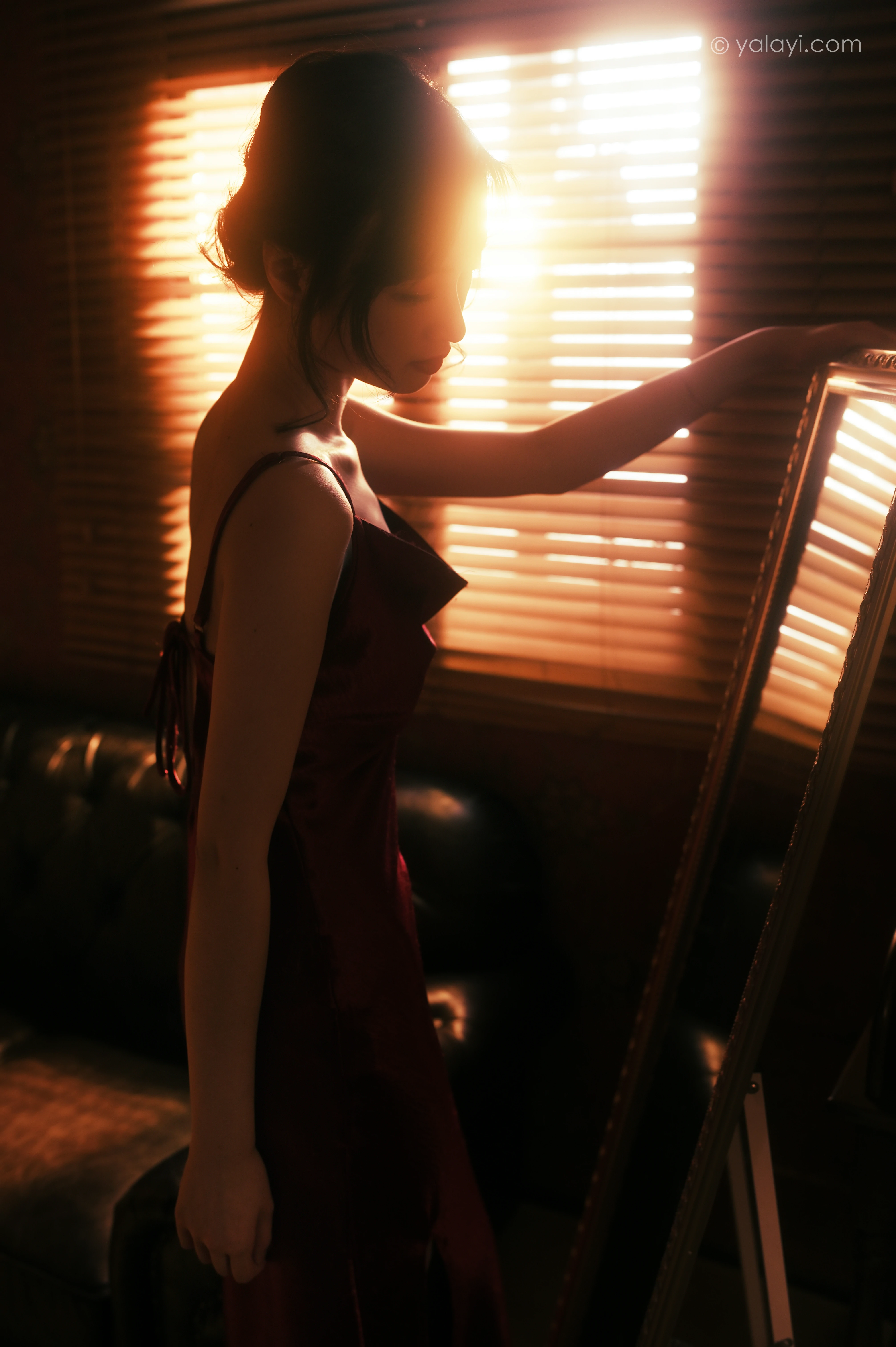 [YALAYI雅拉伊]NO.794 在窗边 京京 红色吊带裸背连衣裙居家性感写真集第4张