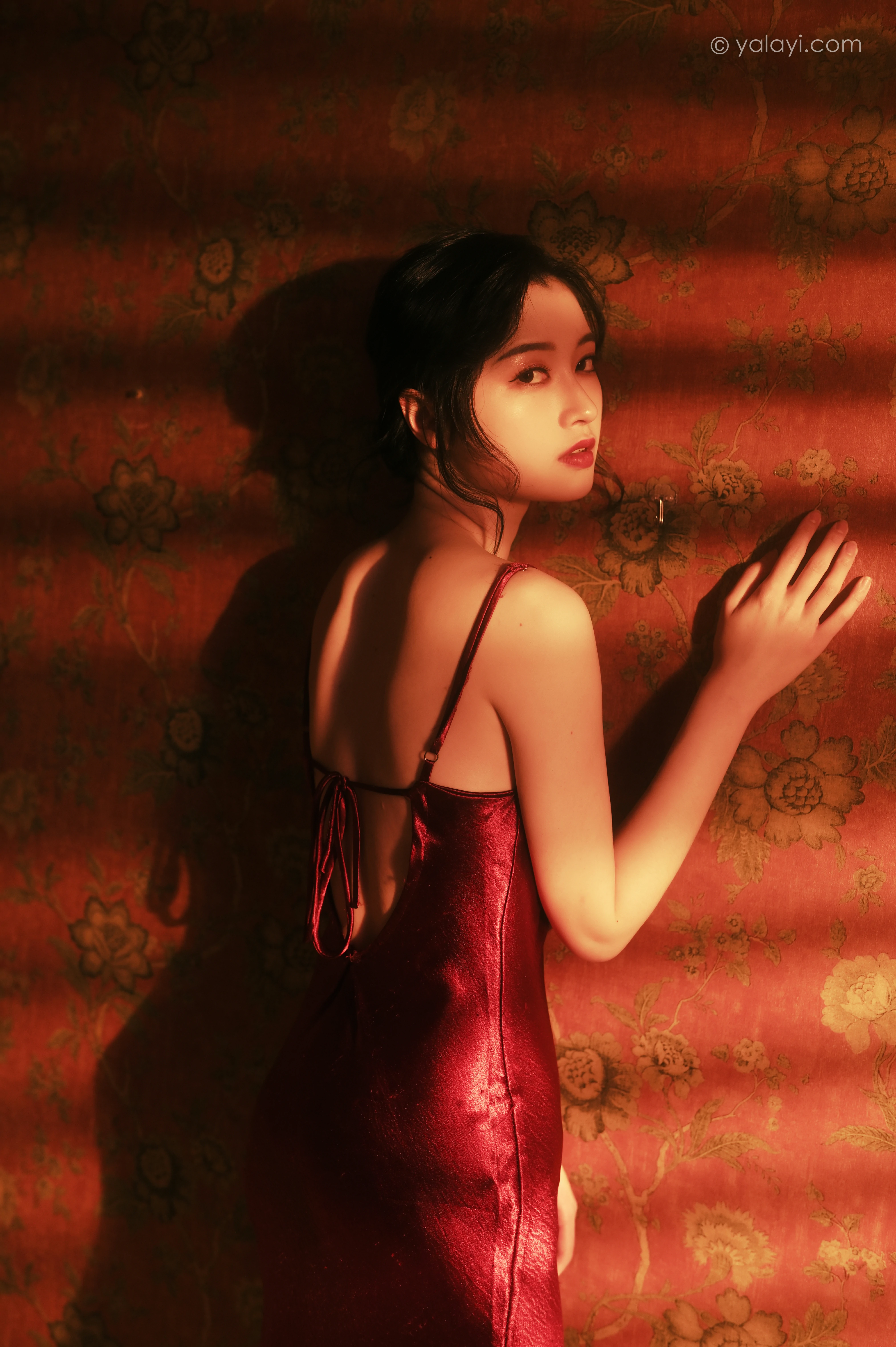 [YALAYI雅拉伊]NO.794 在窗边 京京 红色吊带裸背连衣裙居家性感写真集第6张