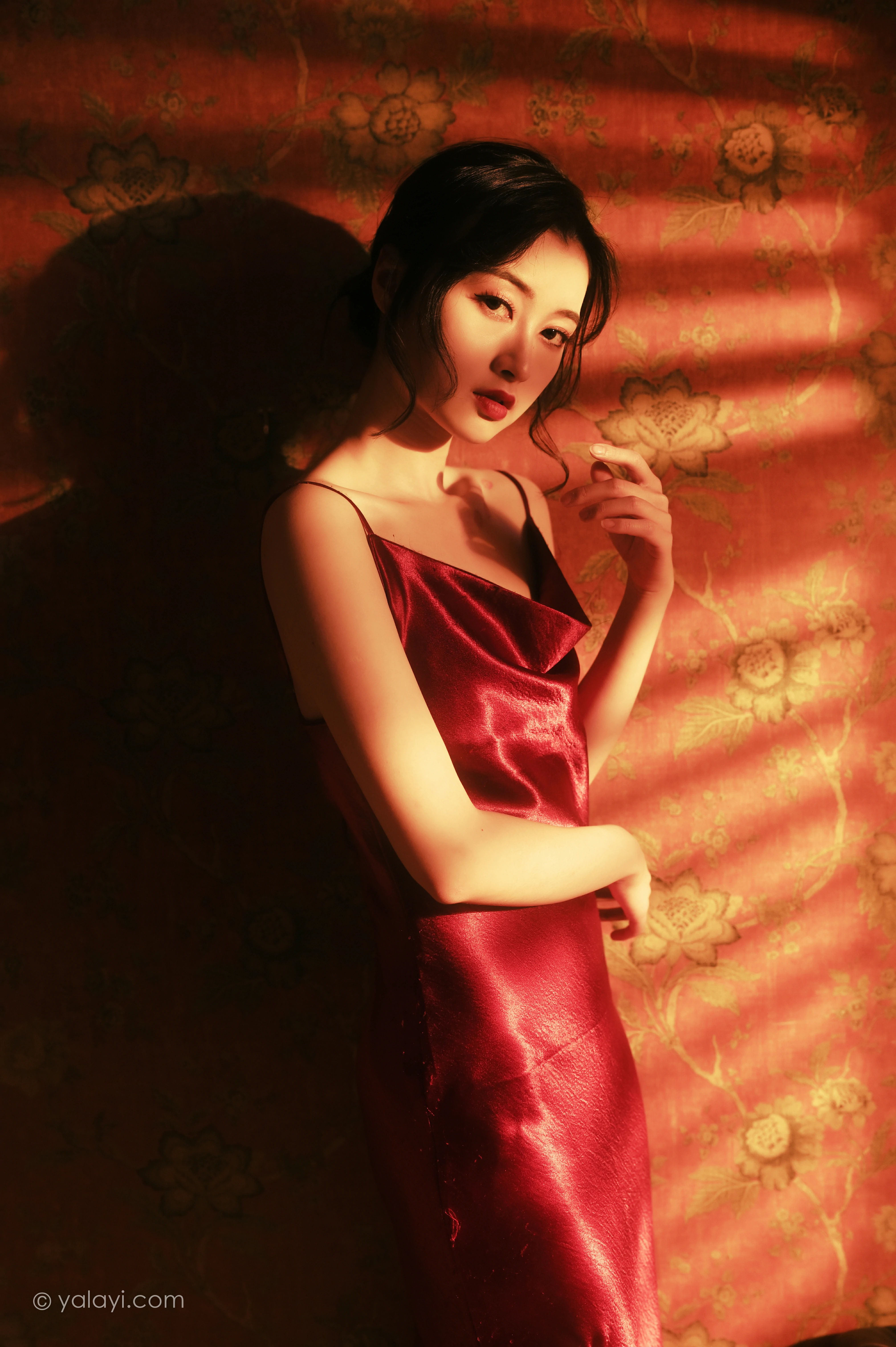 [YALAYI雅拉伊]NO.794 在窗边 京京 红色吊带裸背连衣裙居家性感写真集第7张