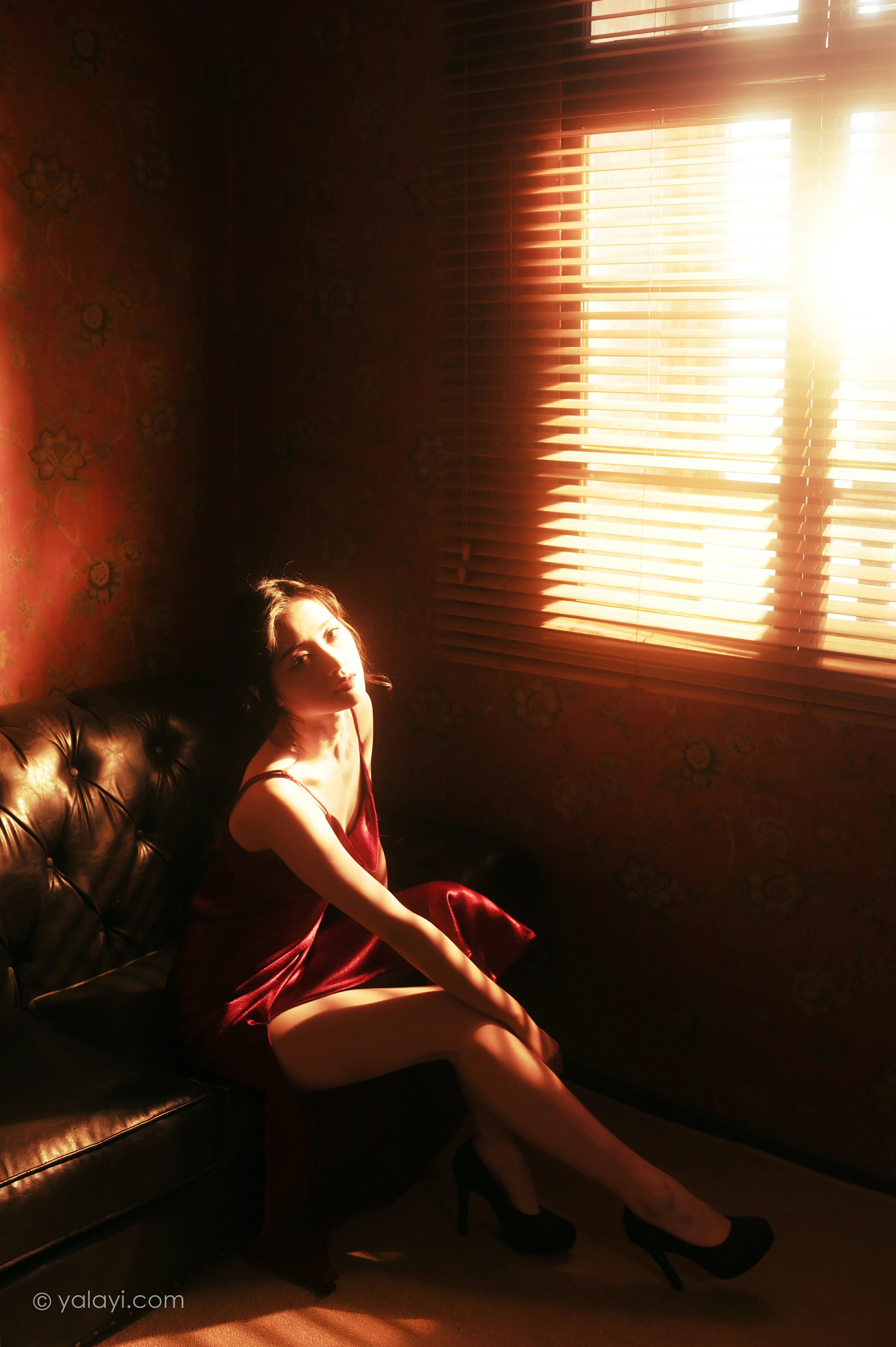 [YALAYI雅拉伊]NO.794 在窗边 京京 红色吊带裸背连衣裙居家性感写真集第9张